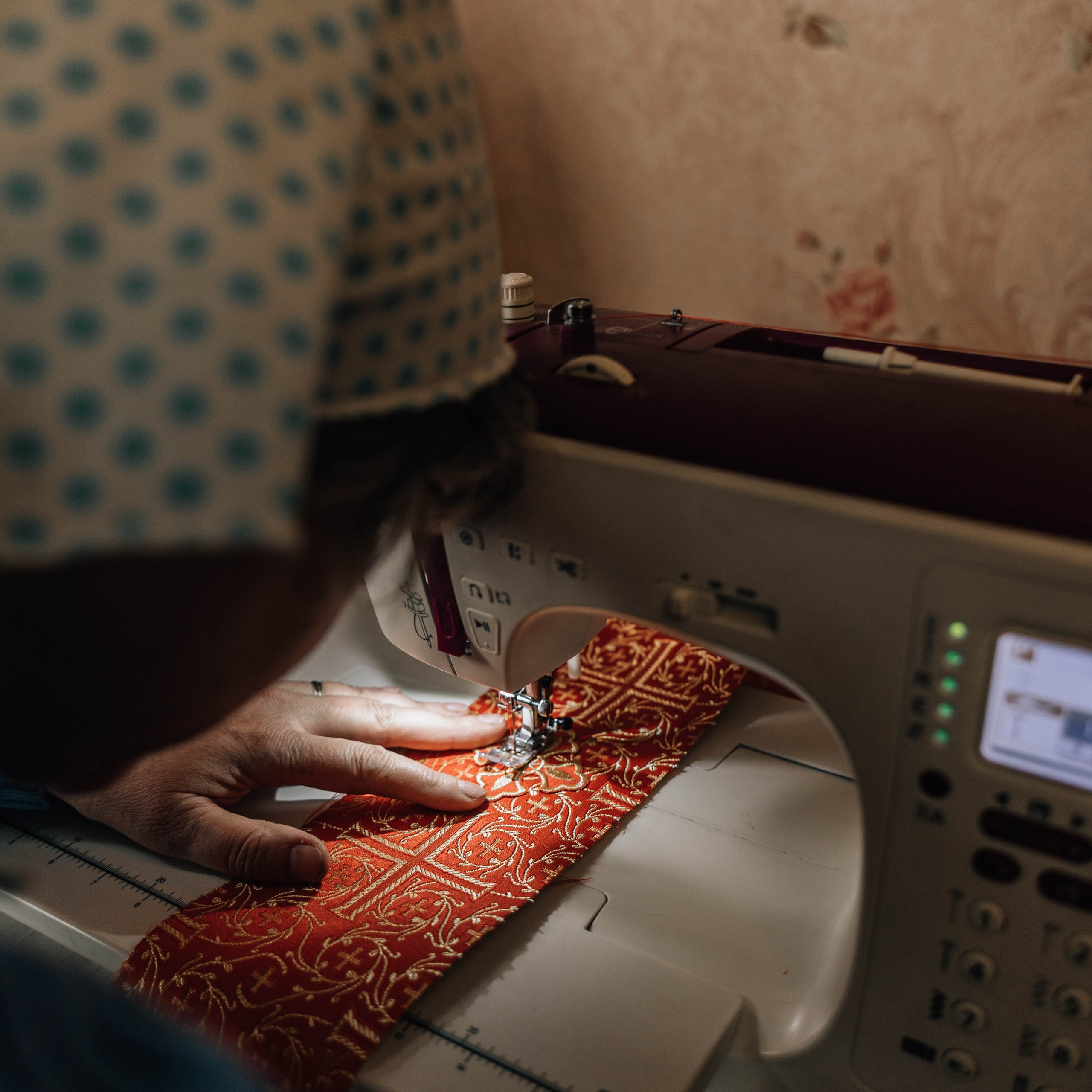 Александра: пошив церковных облачений. Фотограф Серебряные Пруды — Екатерина Рыкина | Детские и семейные фотосъемки, бытовой жанр