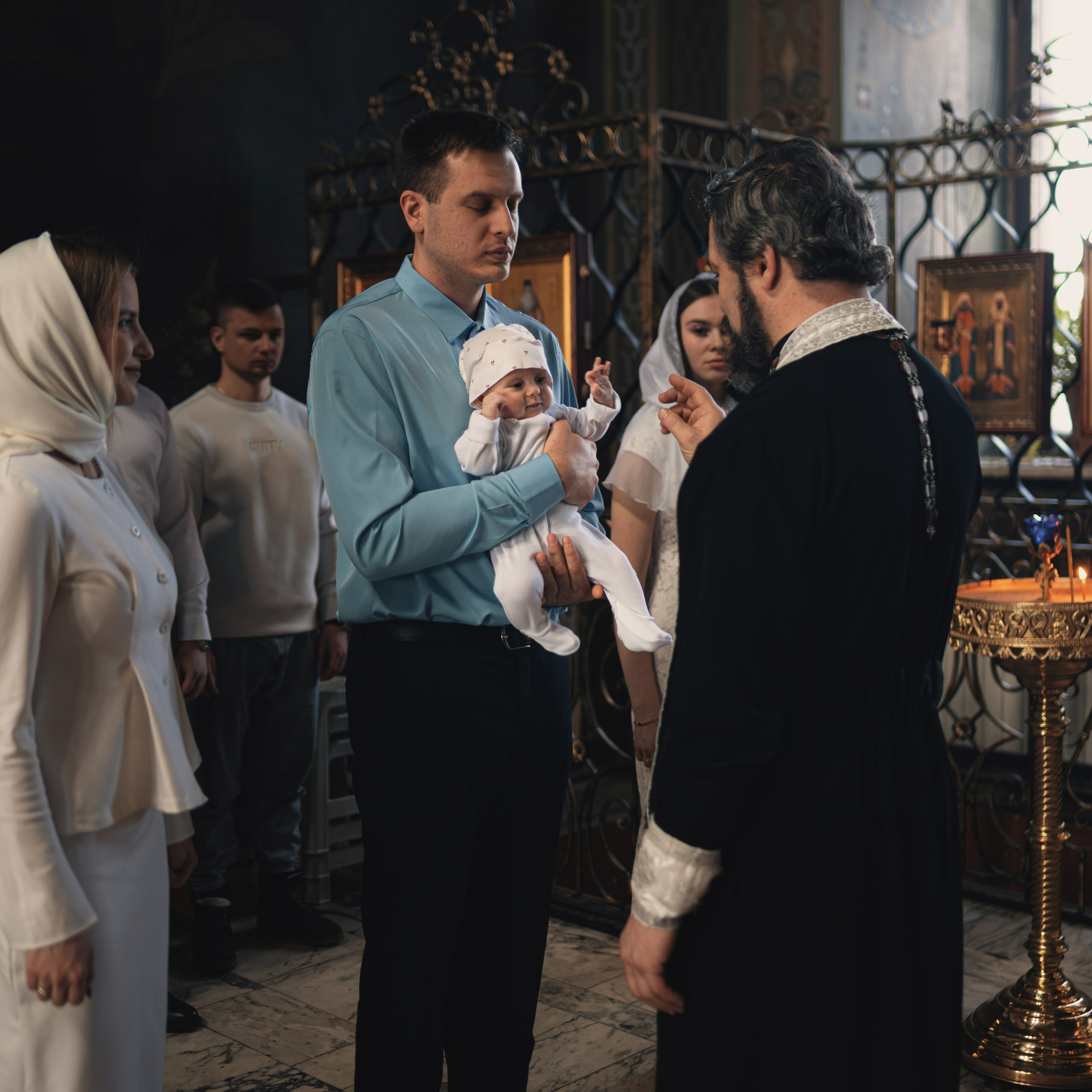 Крёстный отец принимает участие в Таинстве Крещения. Фото радостного момента в церкви.