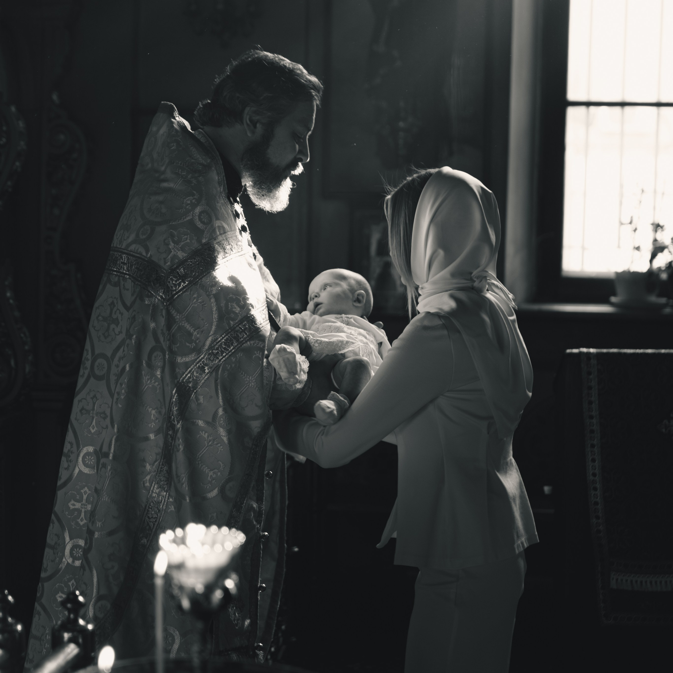 Профессиональные фотографии крещения в Храме Воскресения Словущего. Семейный фотограф в Москве 📸