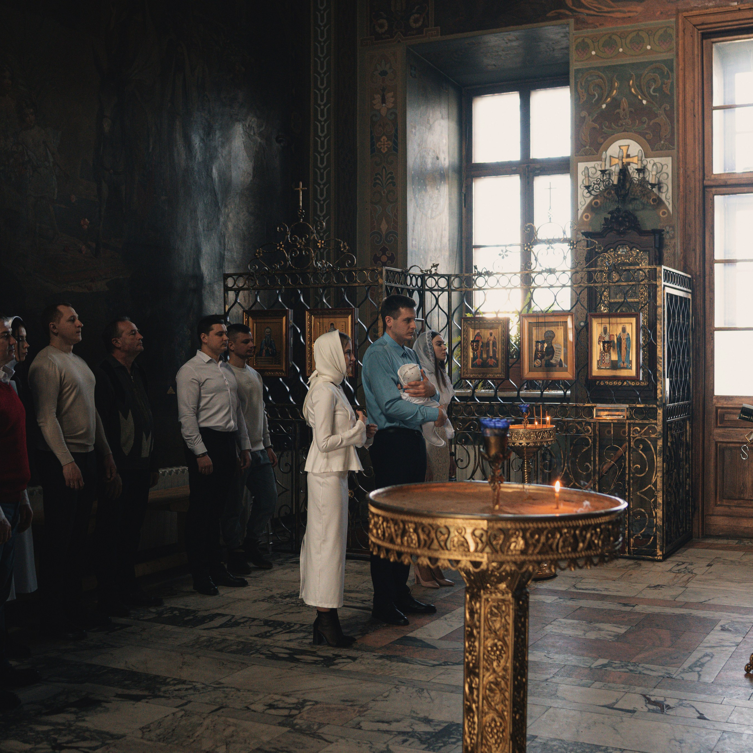 Фото молитвы во время обряда Крещения. Торжественный и духовный момент Таинства в храме.