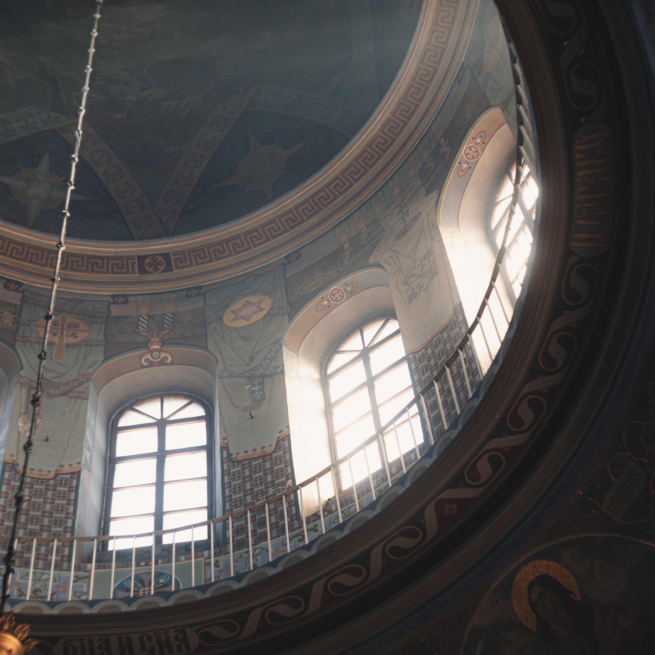 Атмосферный кадр с лучами солнца во время обряда Крещения.