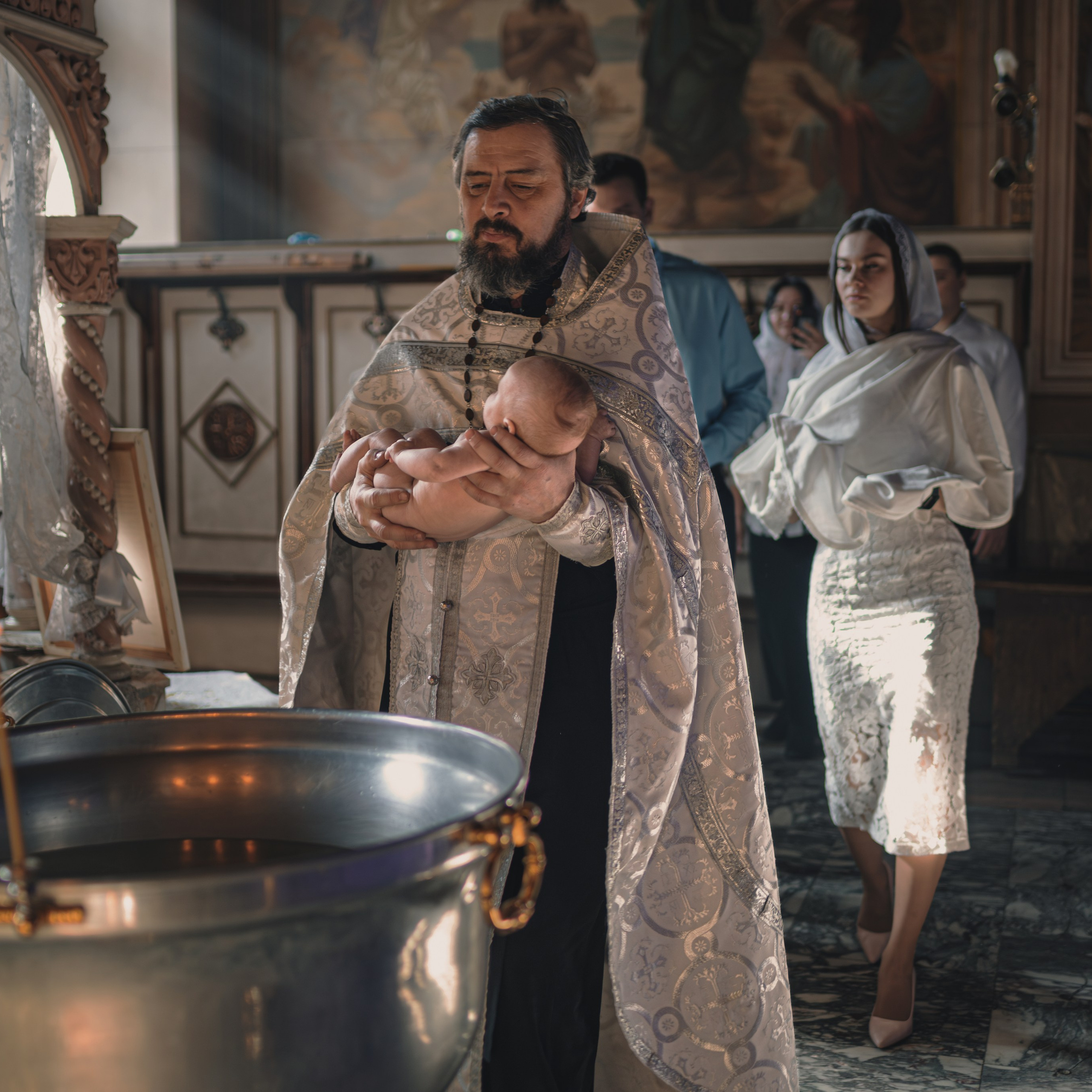 Профессиональные фотографии крещения в Храме Воскресения Словущего. Семейный фотограф в Москве 📸