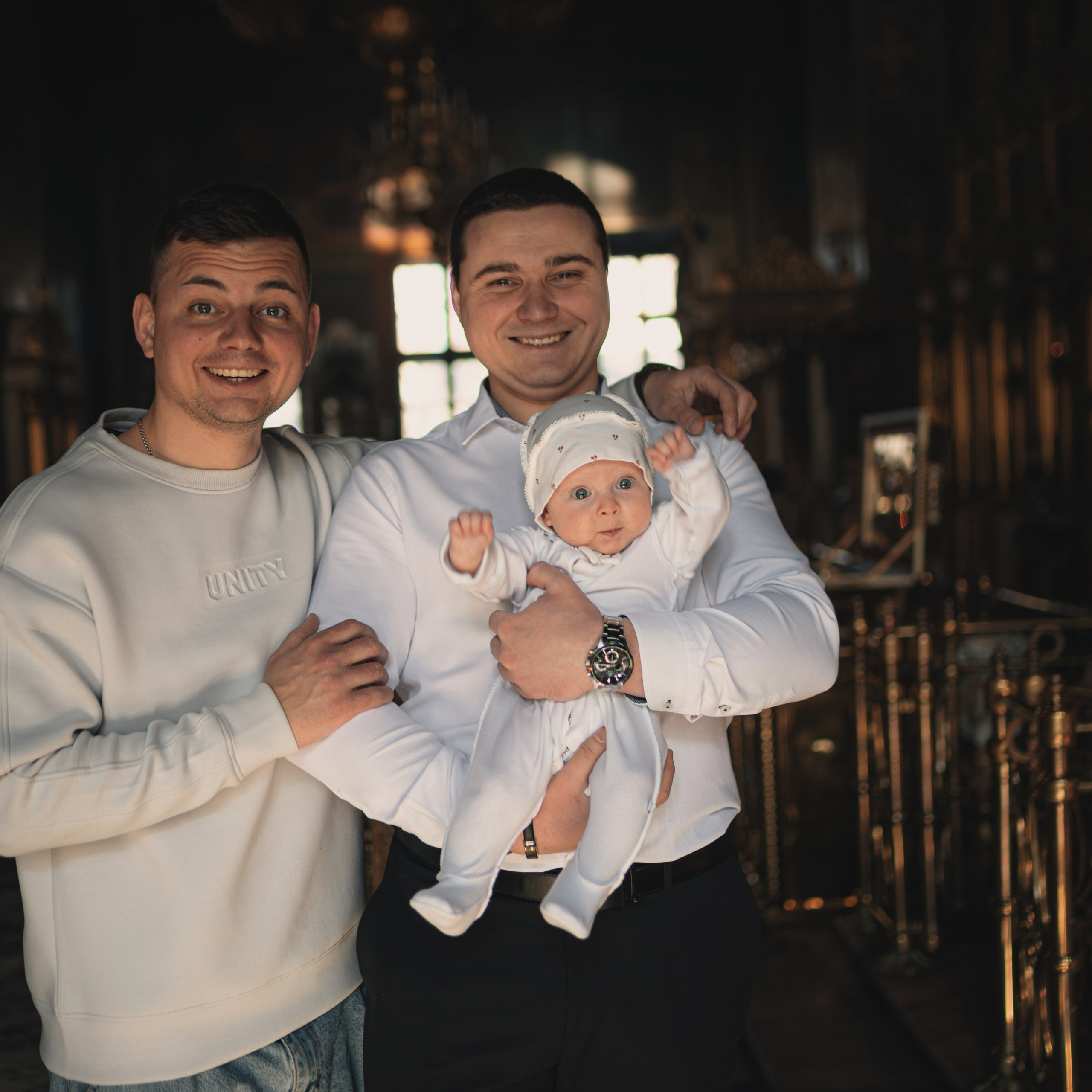 Атмосферный кадр — семья празднует завершение Крещения.