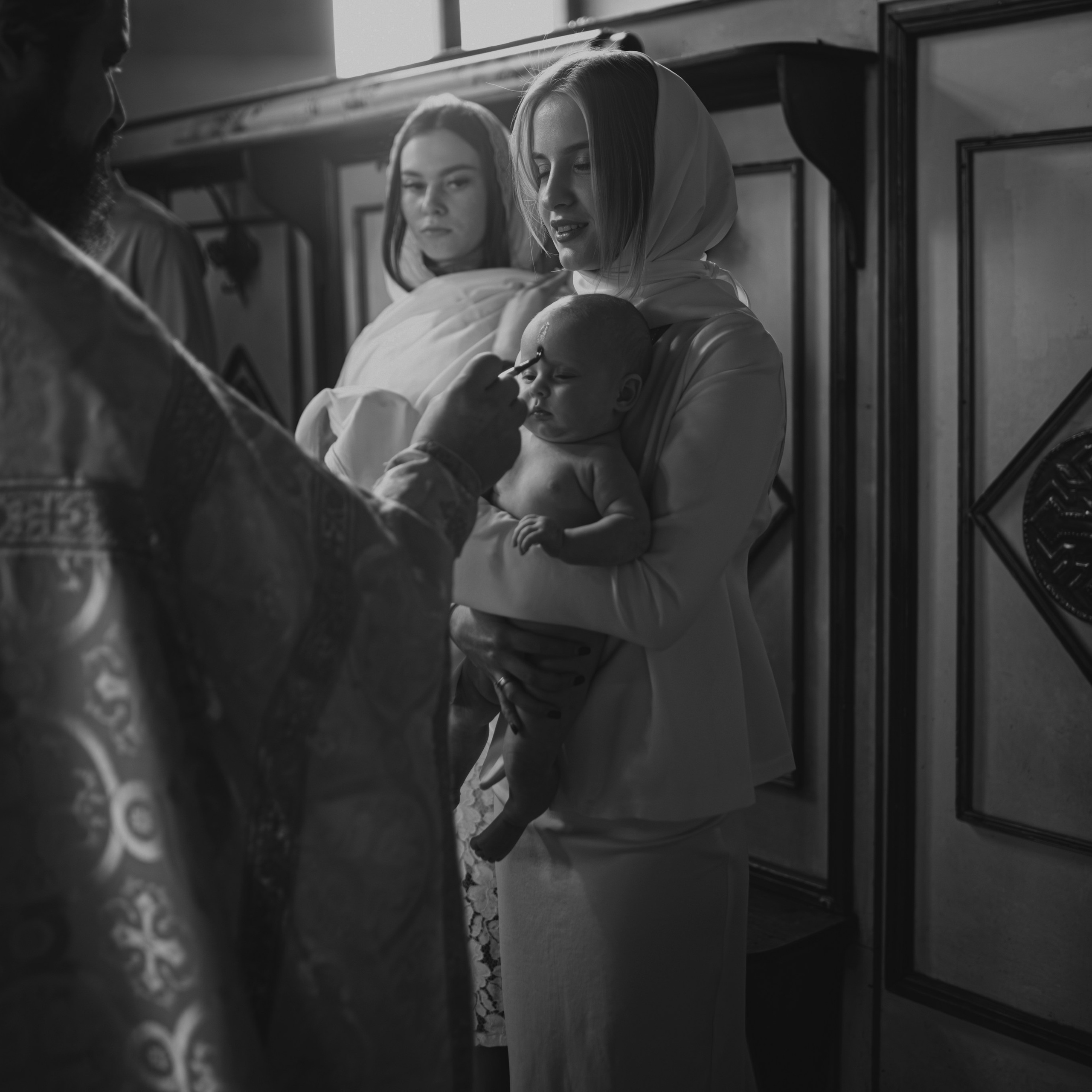 Профессиональные фотографии крещения в Храме Воскресения Словущего. Семейный фотограф в Москве 📸