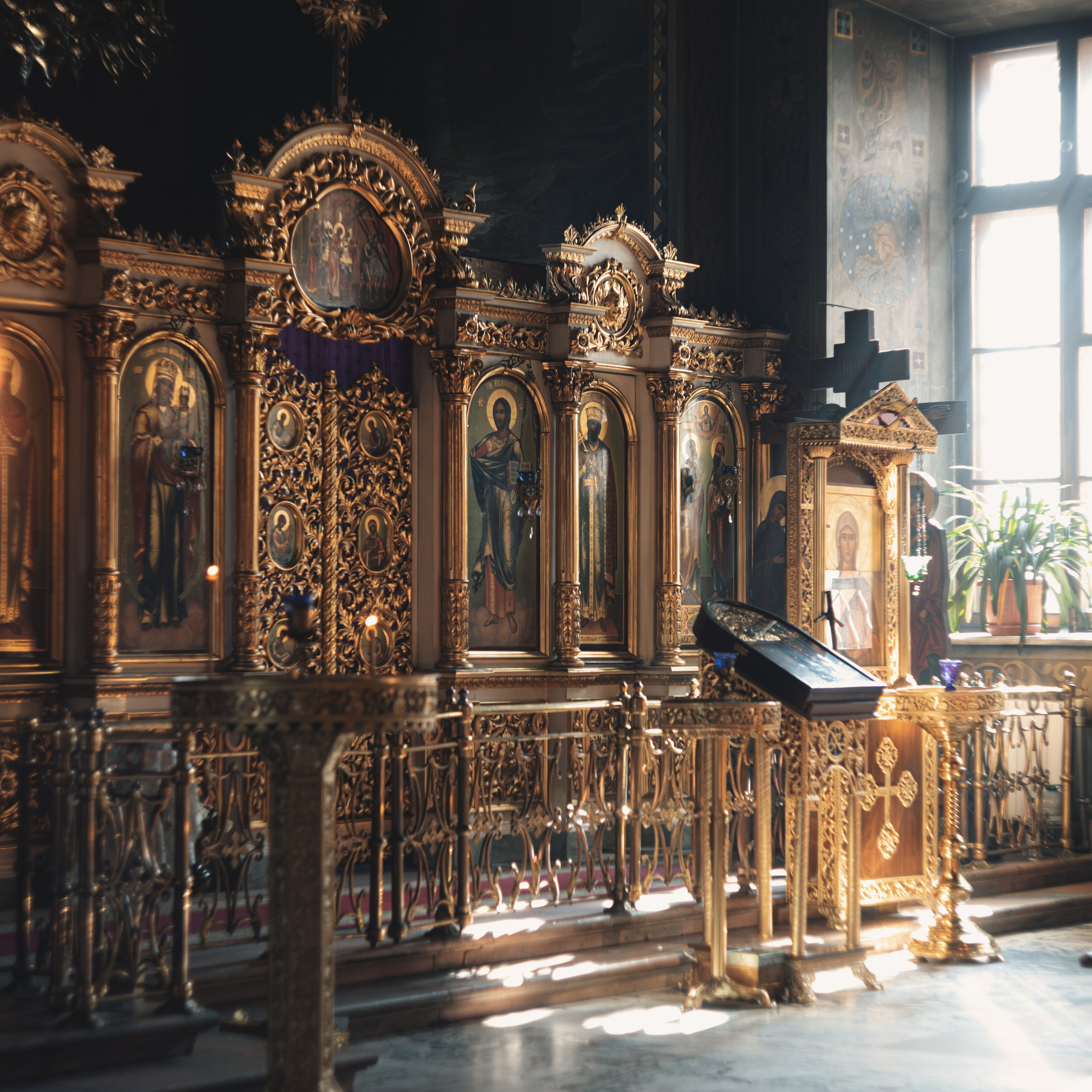 Внутреннее убранство храма во время Таинства Крещения