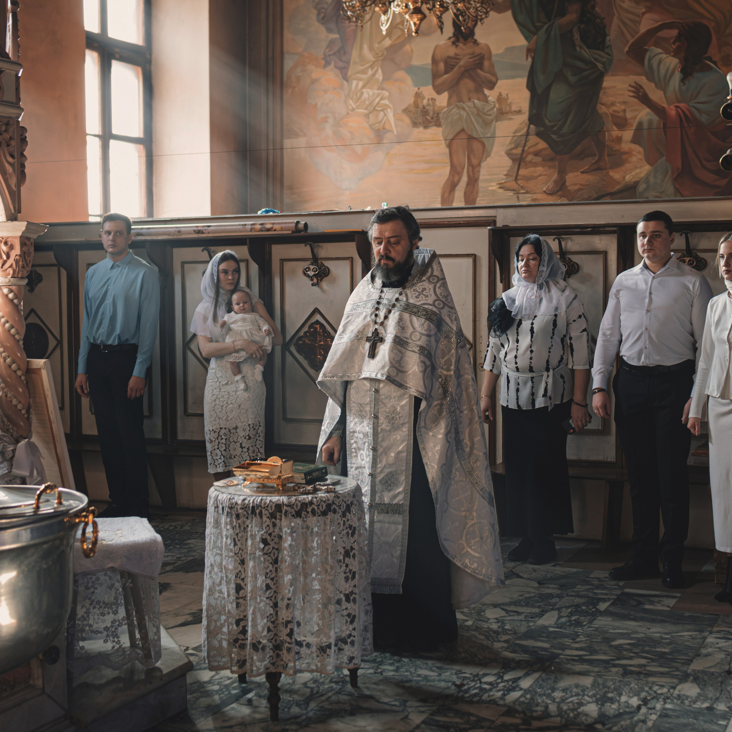 Профессиональные фотографии крещения в Храме Воскресения Словущего. Семейный фотограф в Москве 📸