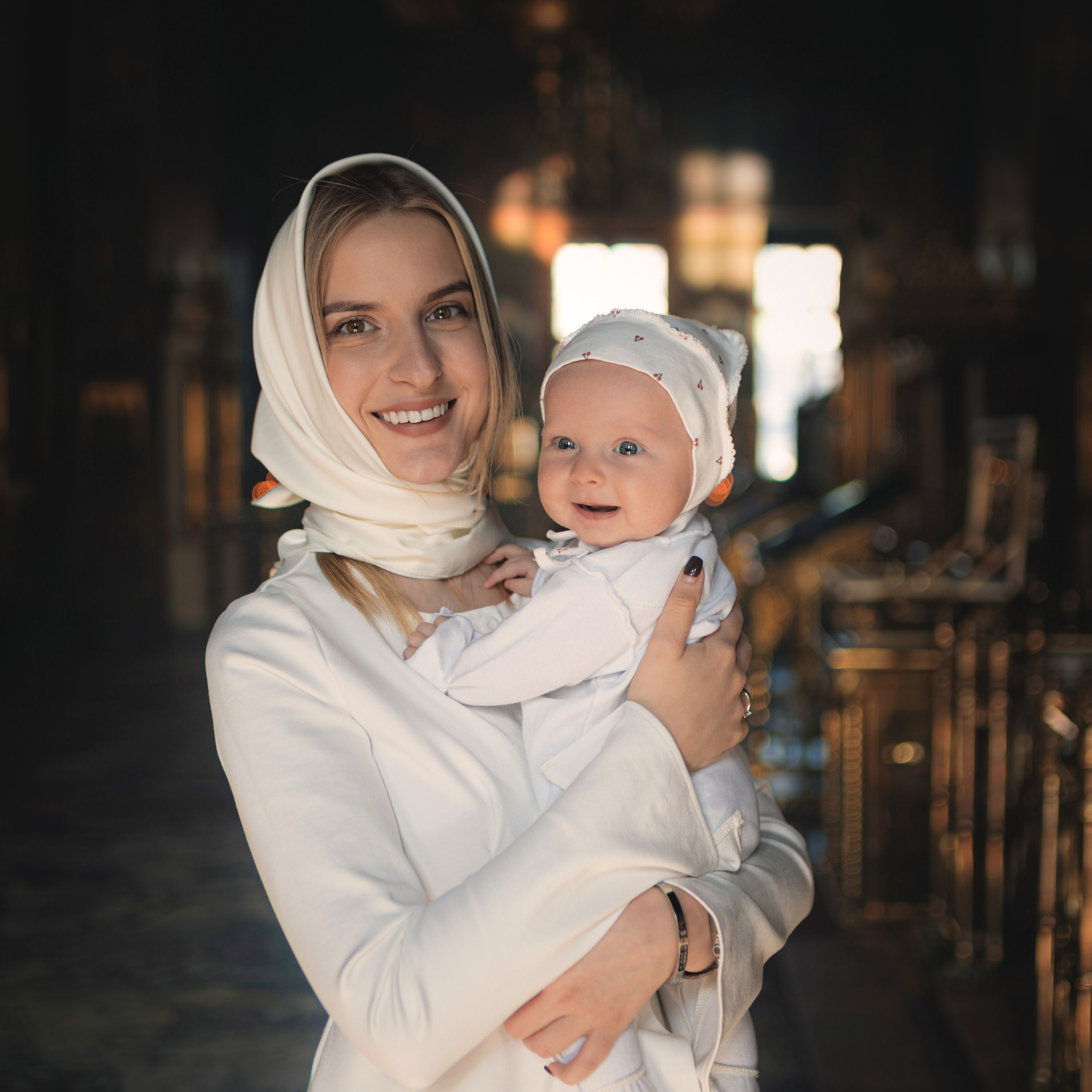 Тёплый момент — семья улыбается после обряда Крещения.