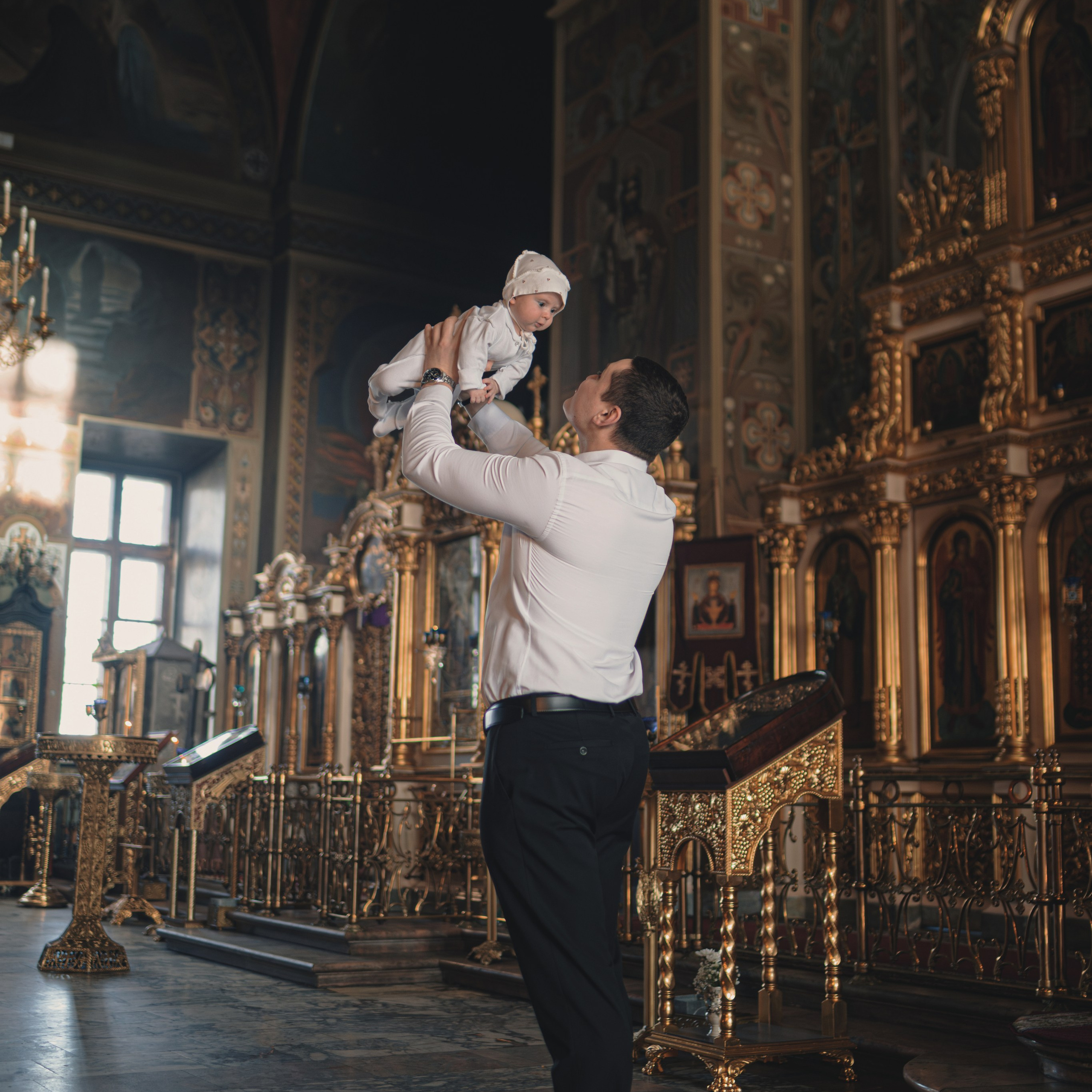 Младенец принимает Таинство Крещения в православном храме. Светлые кадры обряда с купелью и молитвой.