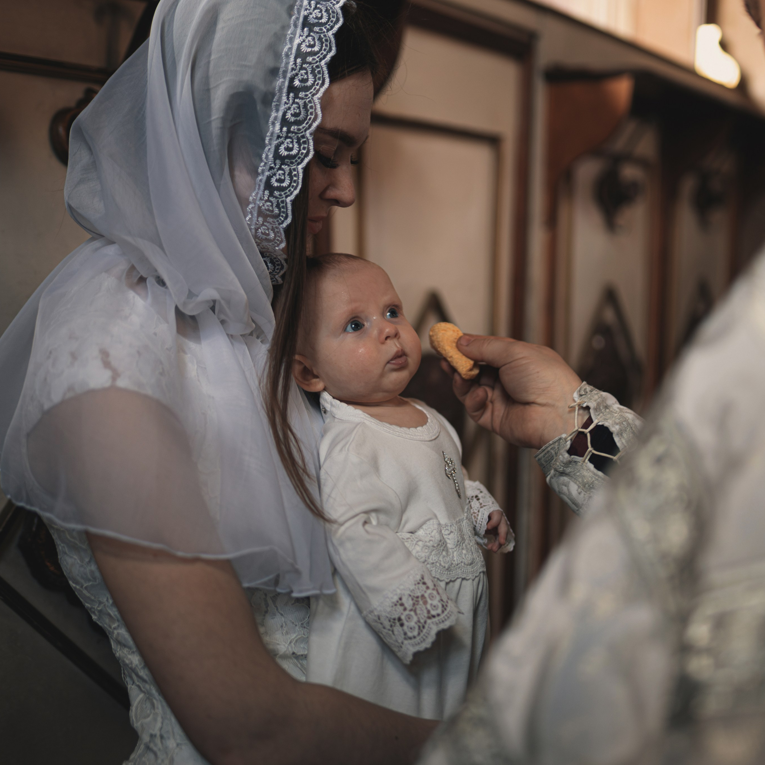 Профессиональные фотографии крещения в Храме Воскресения Словущего. Семейный фотограф в Москве 📸