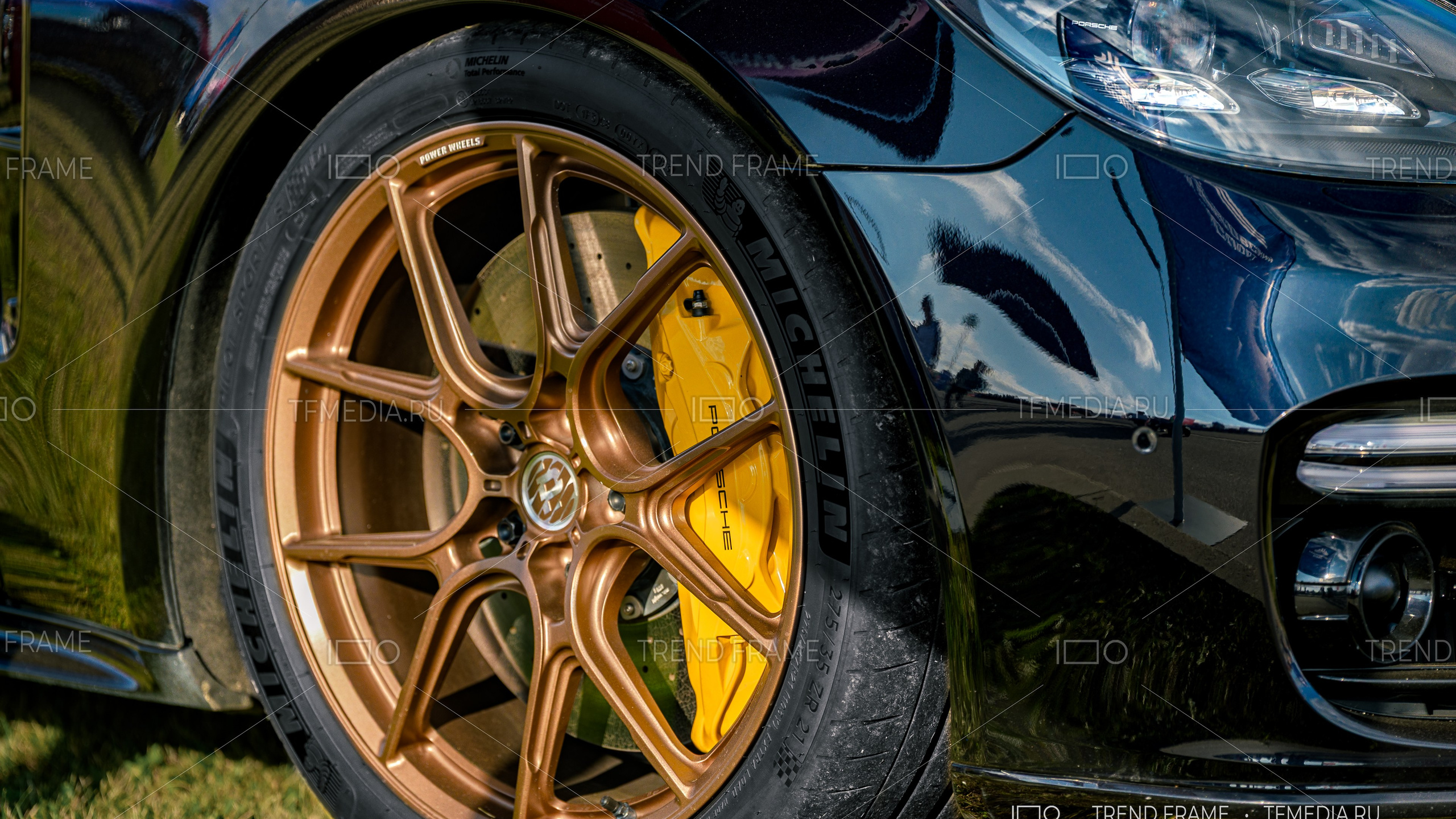 Кованый диск Power Wheels на Porsche — бронзовое покрытие, боковой ракурс с жёлтым суппортом, премиальная съёмка Москва