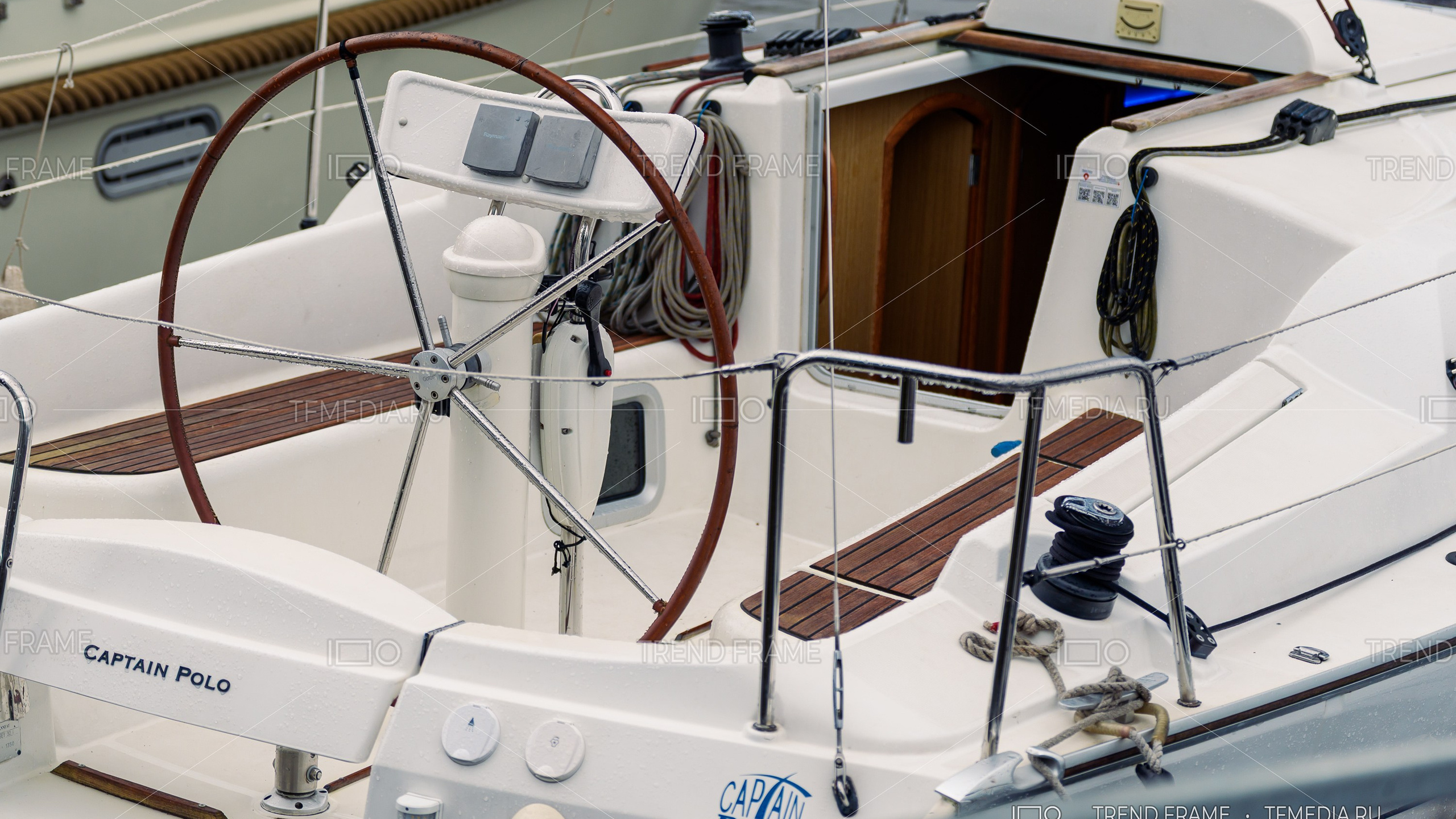 Sun Odyssey 32i — фотосъёмка штурвала и кокпита парусной яхты