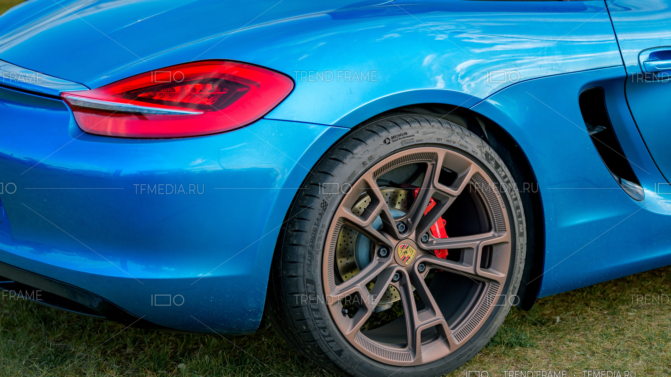 Кованый диск Power Wheels на Porsche — задний боковой ракурс, серо-графитовое покрытие и красный суппорт, премиальная съёмка Москва