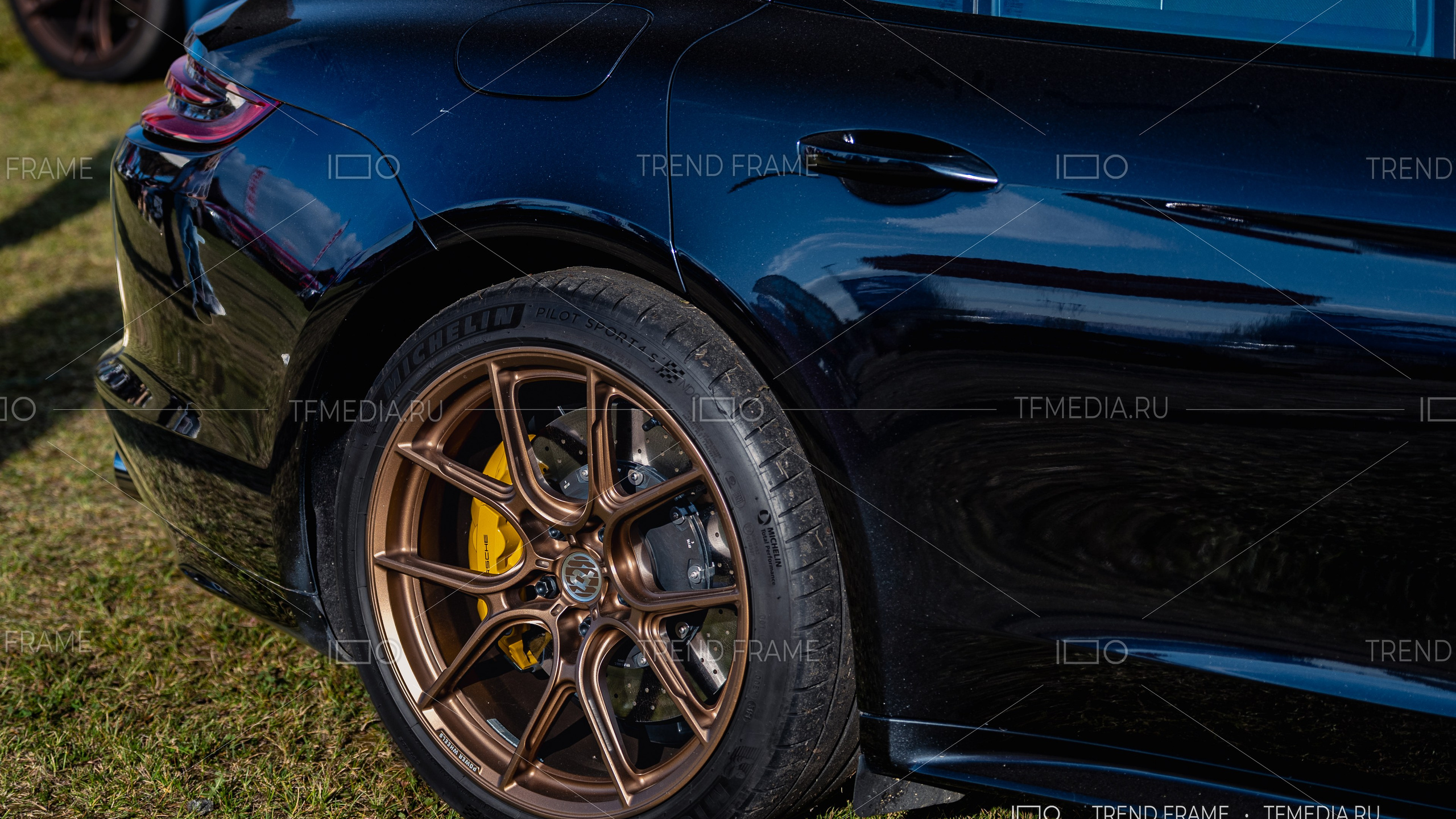 Кованый диск Power Wheels на Porsche — бронзовое покрытие и жёлтый суппорт, задний боковой ракурс, премиальная съёмка Москва