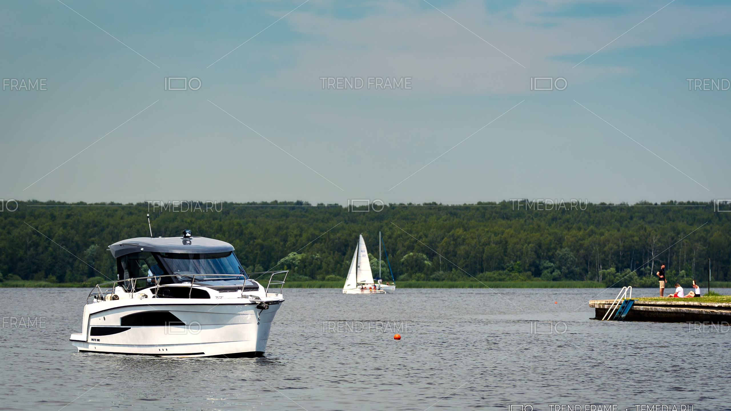 Nautic 880 — фотосъёмка лодки у пирса, парусники на дальнем плане