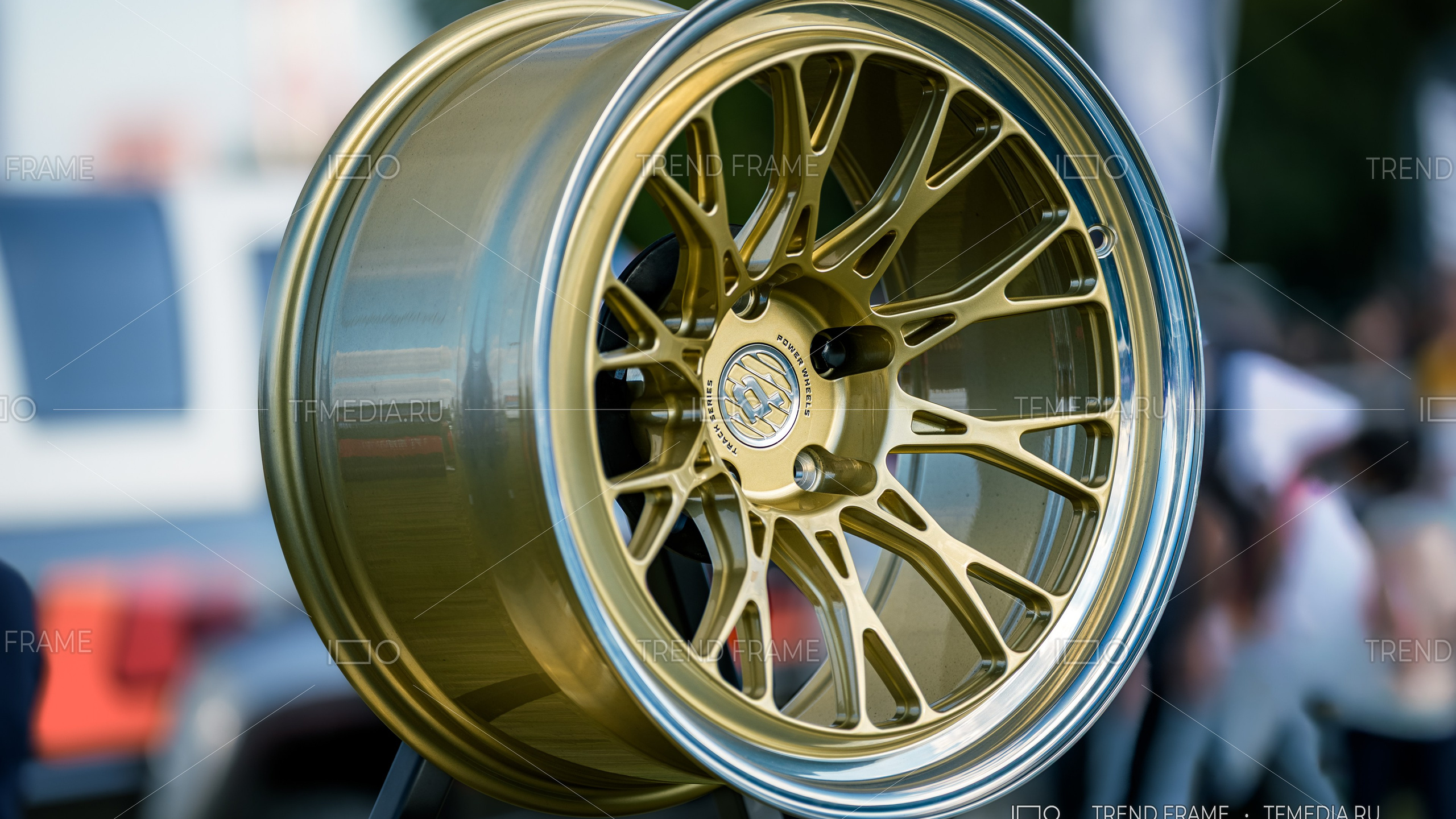 Кованый диск Power Wheels — золотистое покрытие, многоспицевой дизайн, предметная съёмка на выставке, Москва