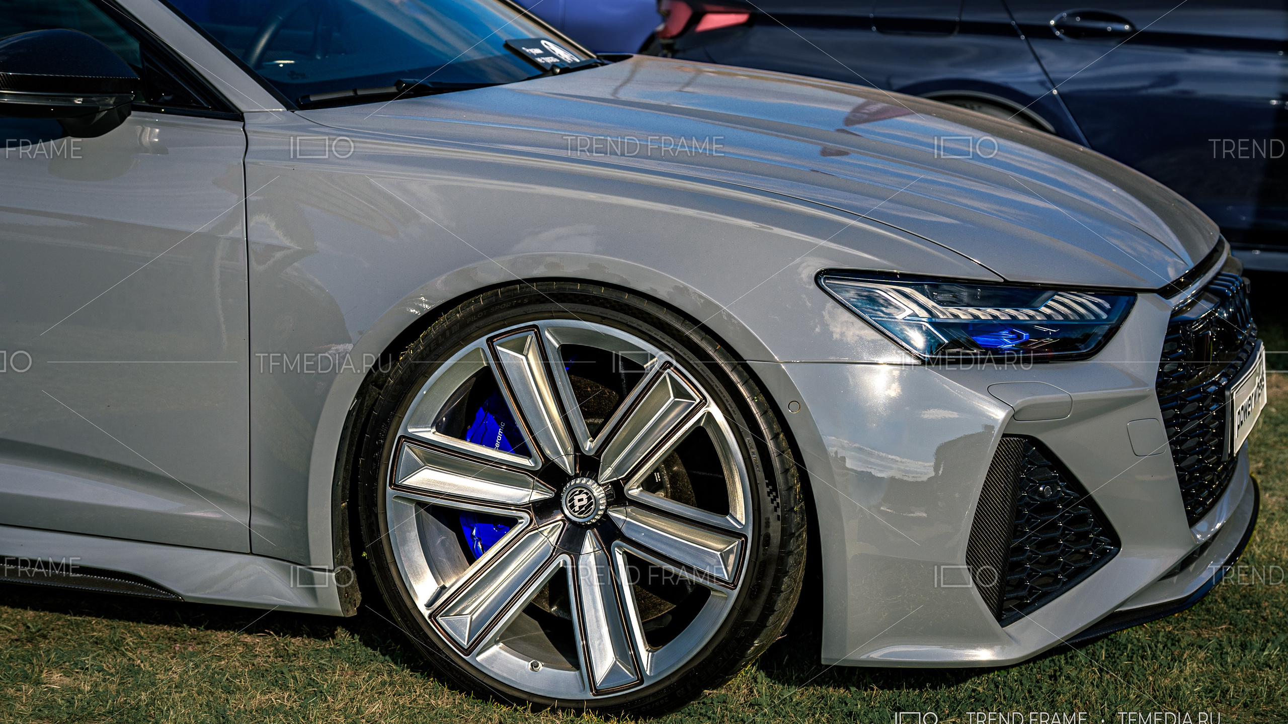 Кованый диск Power Wheels на Audi RS — боковой фронтальный ракурс, полированные спицы и синий суппорт, премиальная съёмка Москва