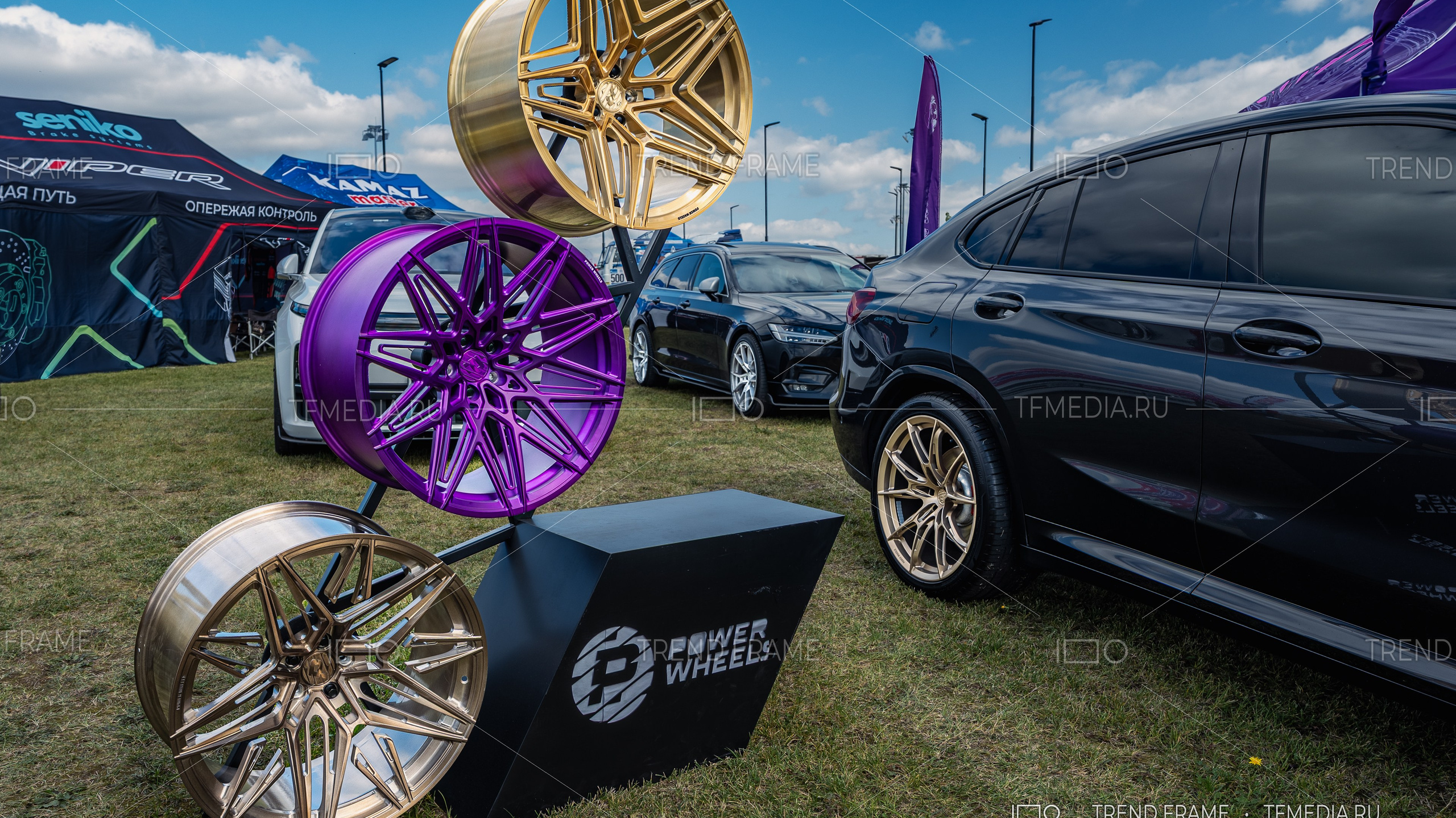 Стенд Power Wheels — кованые диски золотистого, фиолетового и бронзового цвета, выставка в Москве, премиальная съёмка