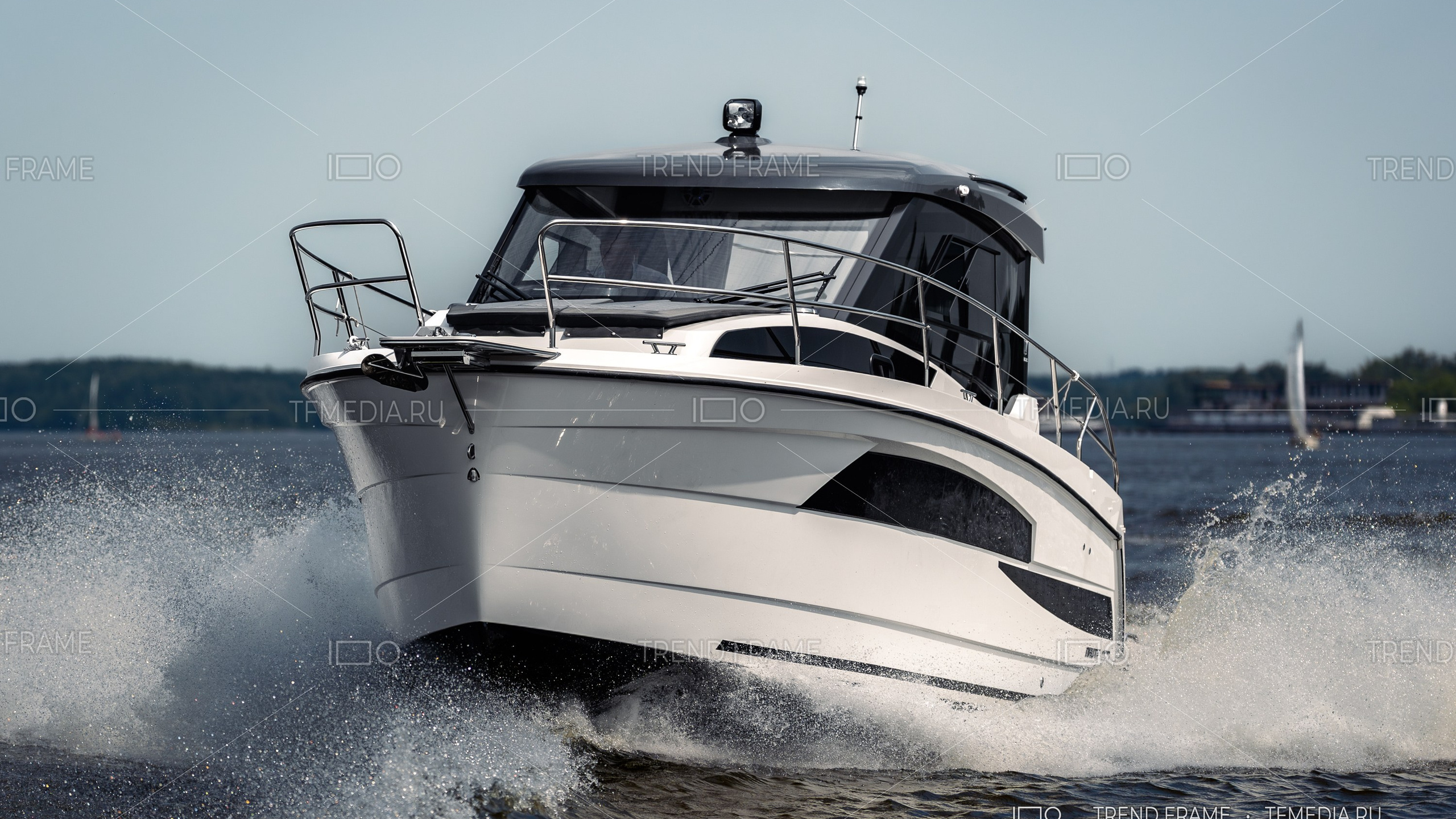 Nautic 880 — замедленная съёмка фото: фриз-кадр брызг на волне