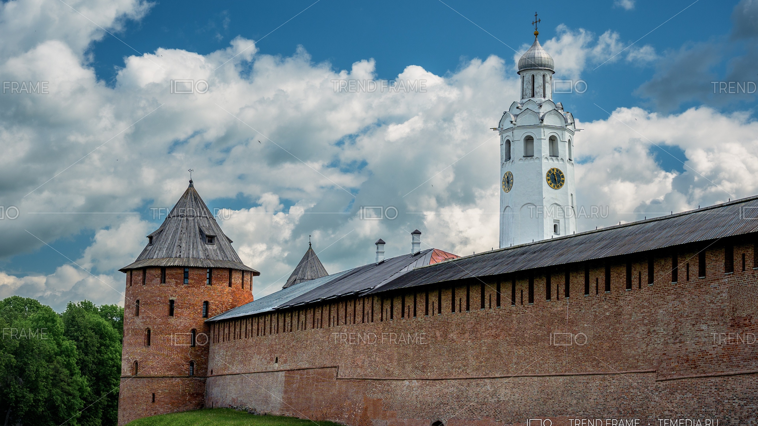 Архитектурная фотосъёмка стены и башен Новгородского кремля с белой колокольней — пример съёмки недвижимости и исторических объектов
