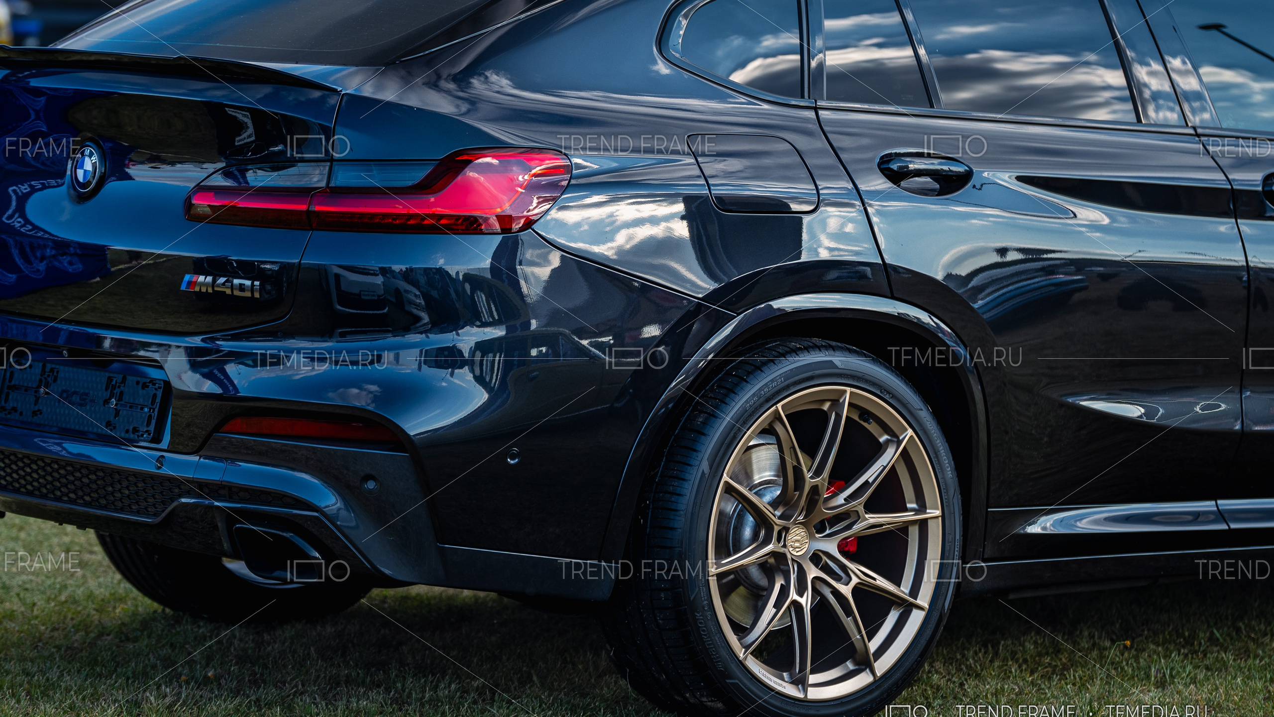 Кованый диск Power Wheels на BMW X4 M40i — золотистое покрытие и красный суппорт, задний боковой ракурс, премиальная съёмка Москва