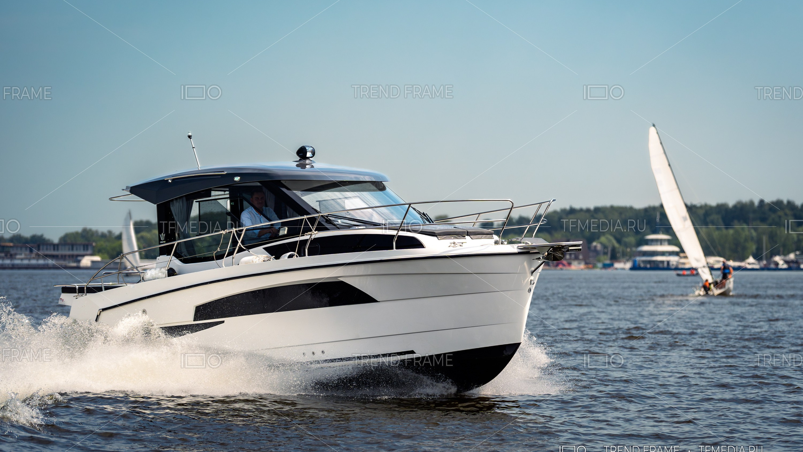 Nautic 880 — фотосъёмка на ярком солнце, парусная яхта на фоне