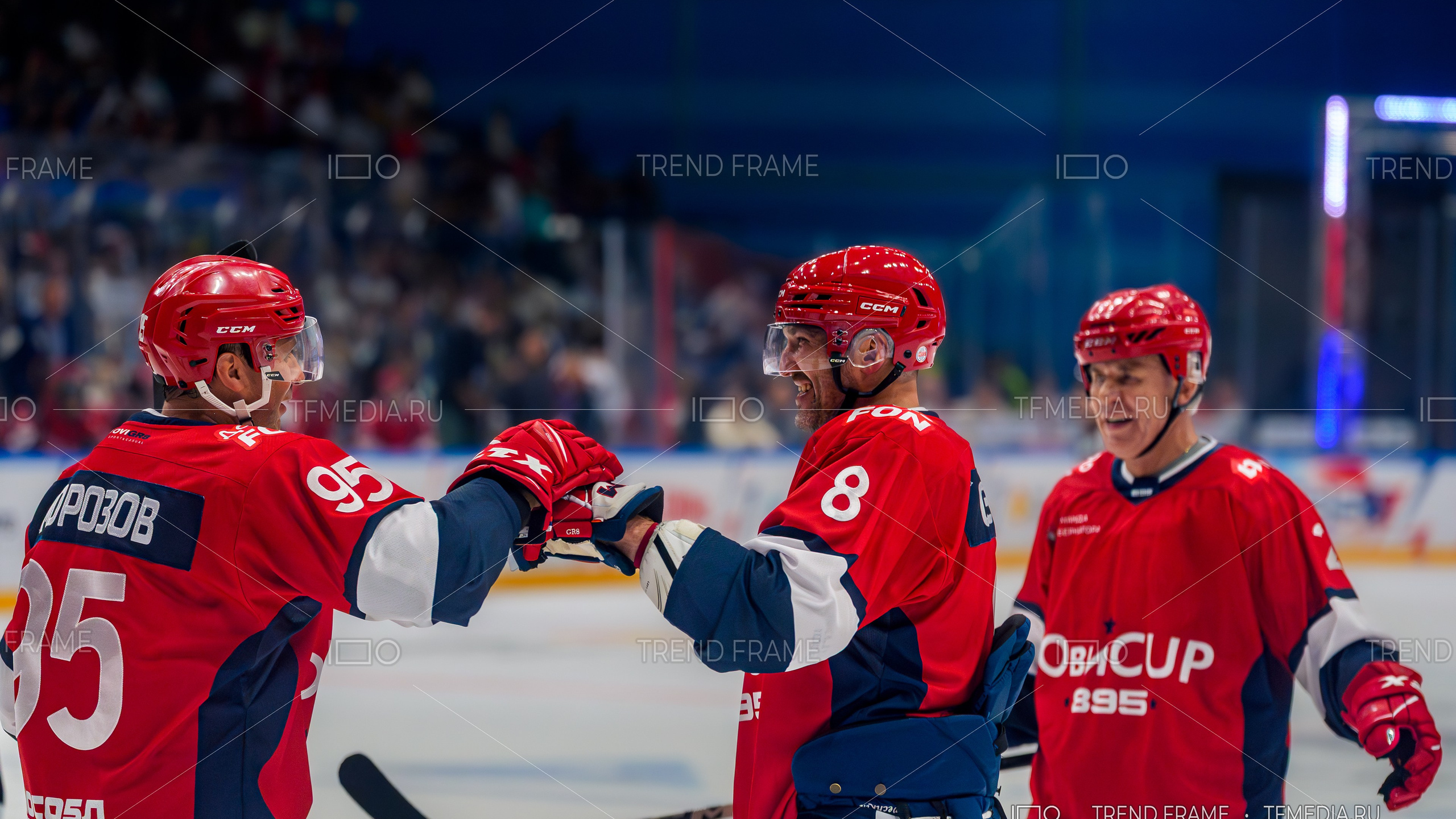 фото хоккей — Александр Овечкин приветствует Морозова, на заднем плане Вячеслав Фетисов — Кубок Овечкина 2025 — TrendFrame