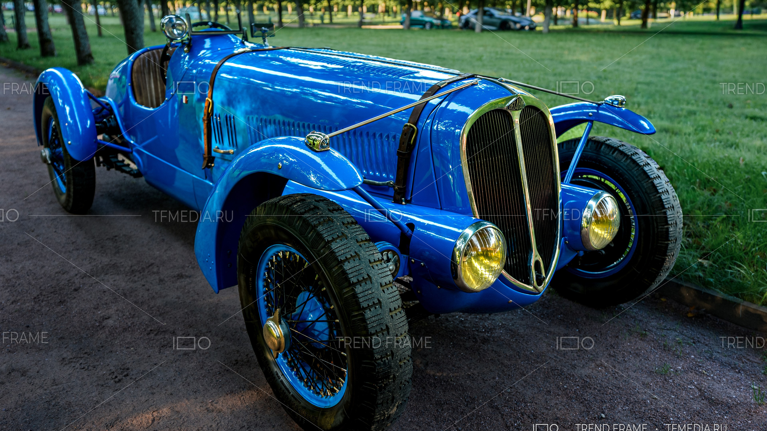 Ретро автомобиль синего цвета, фотосессия автомобиля на выставке, премиальная съемка TrendFrame 2025Ф