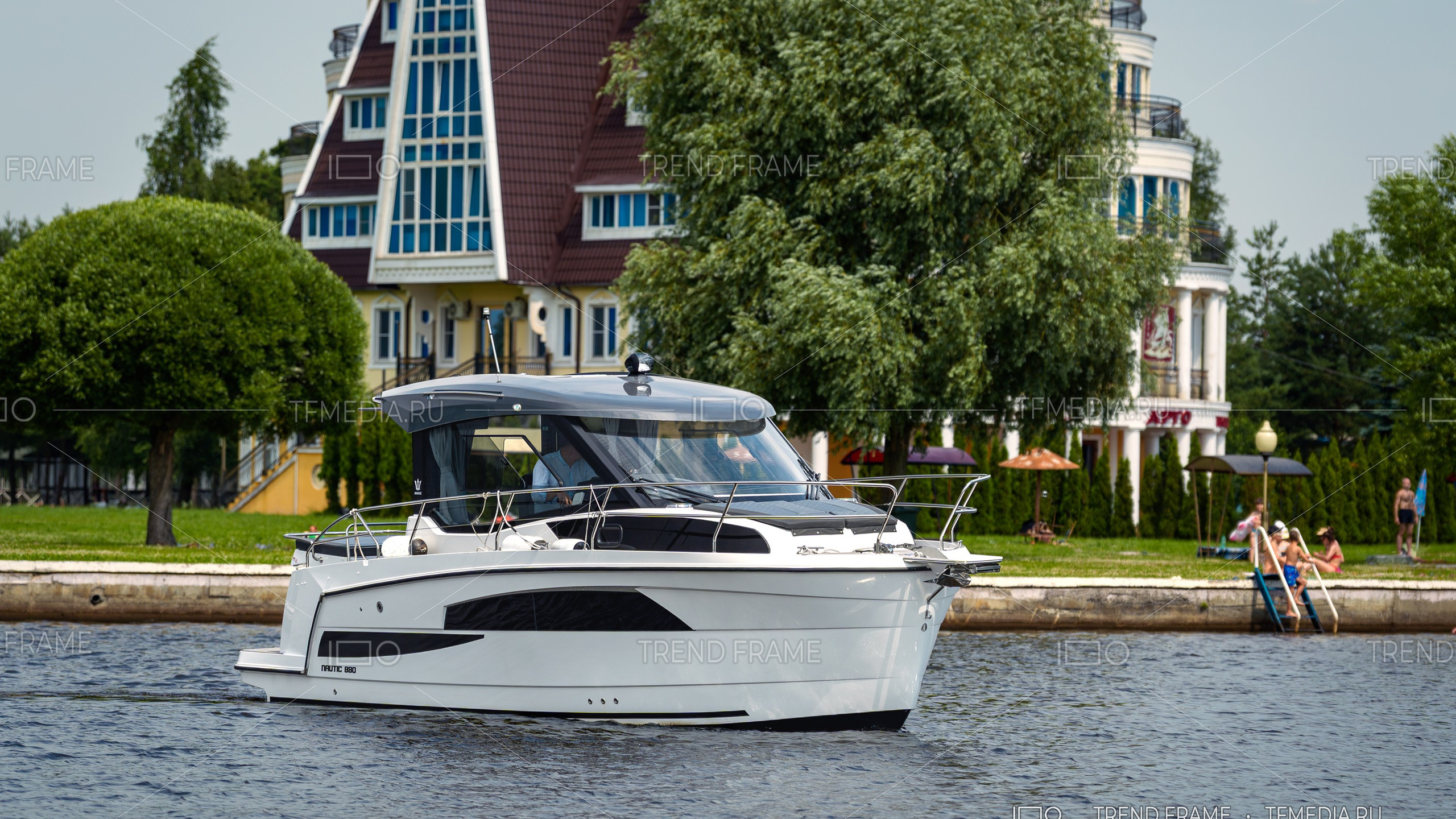 Nautic 880 — фотосъёмка лодки у яхт-клуба на воде