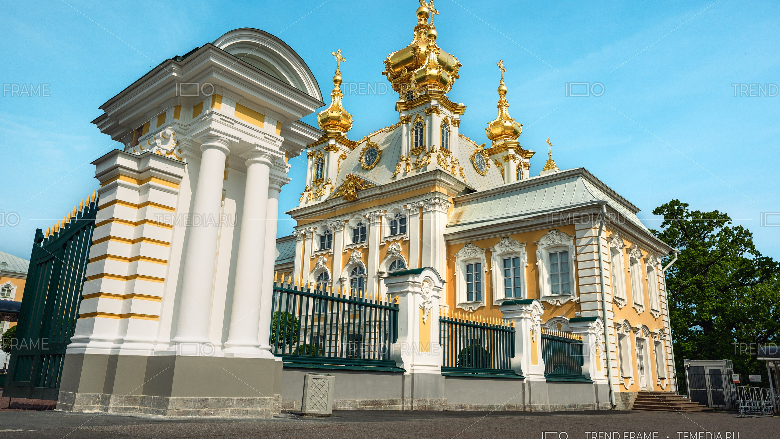 Парадные ворота и фасад дворца с позолоченными куполами в Петергофе — архитектурная фотосъёмка