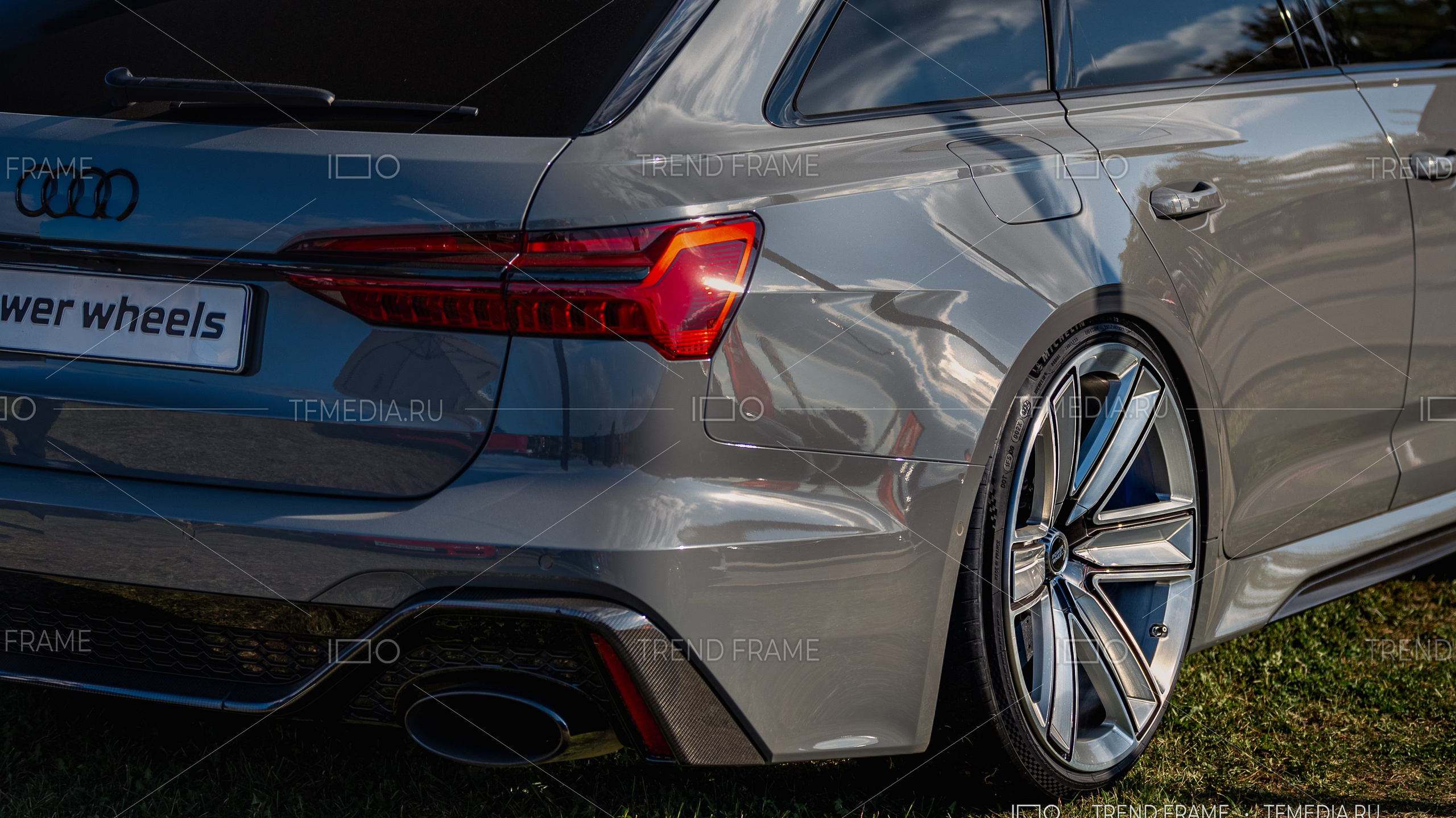 Кованый диск Power Wheels на Audi — хромированное покрытие с геометрическими спицами, задний боковой ракурс, премиальная съёмка Москва