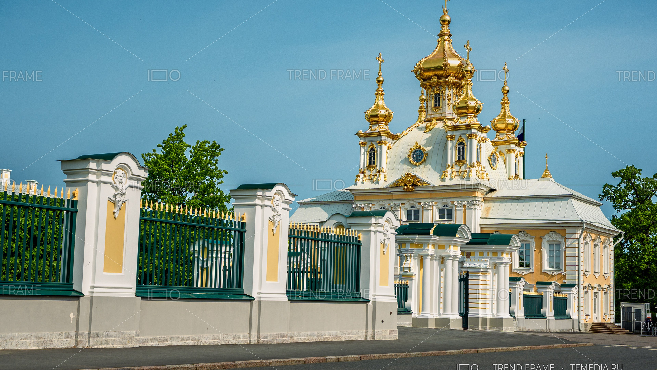 Архитектурная фотосъёмка дворца с золотыми куполами в Петергофе — фасад, ворота и элементы барокко