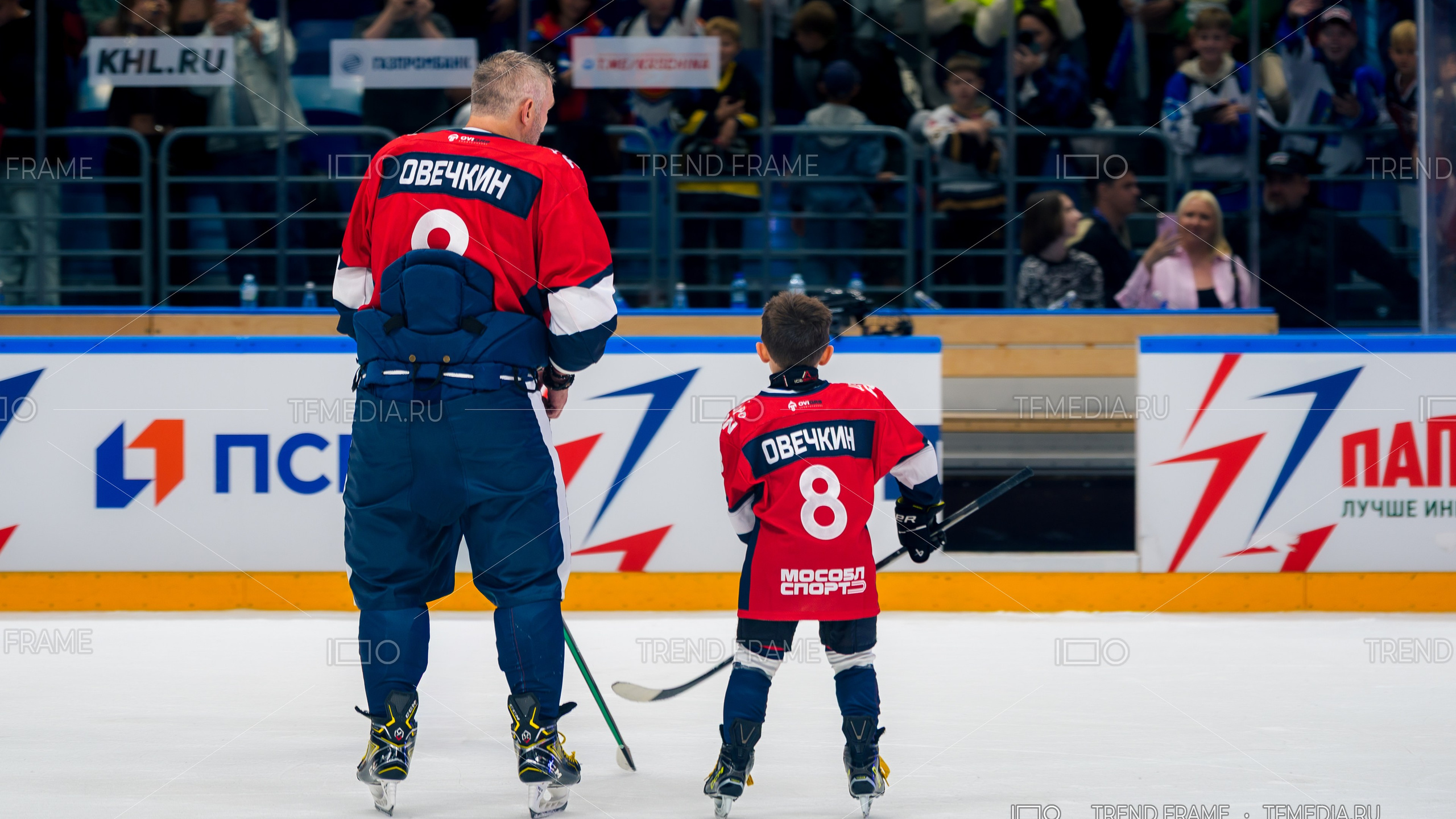 фото хоккей — Александр Овечкин и сын на льду, два поколения в форме №8 — Кубок Овечкина 2025 — TrendFrame