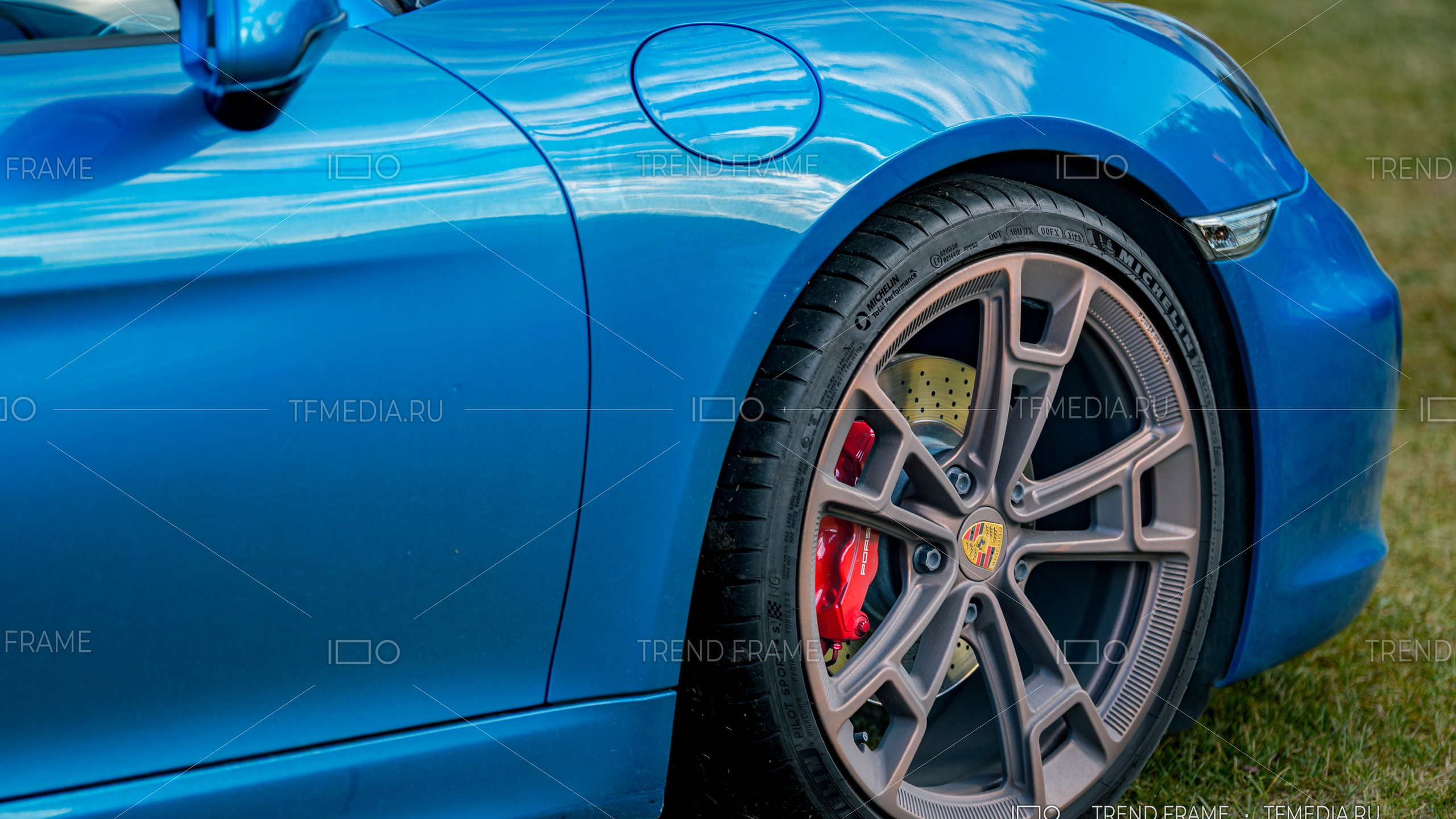 Кованый диск Power Wheels на Porsche — боковой ракурс, серо-графитовое покрытие и красный суппорт, премиальная съёмка Москва