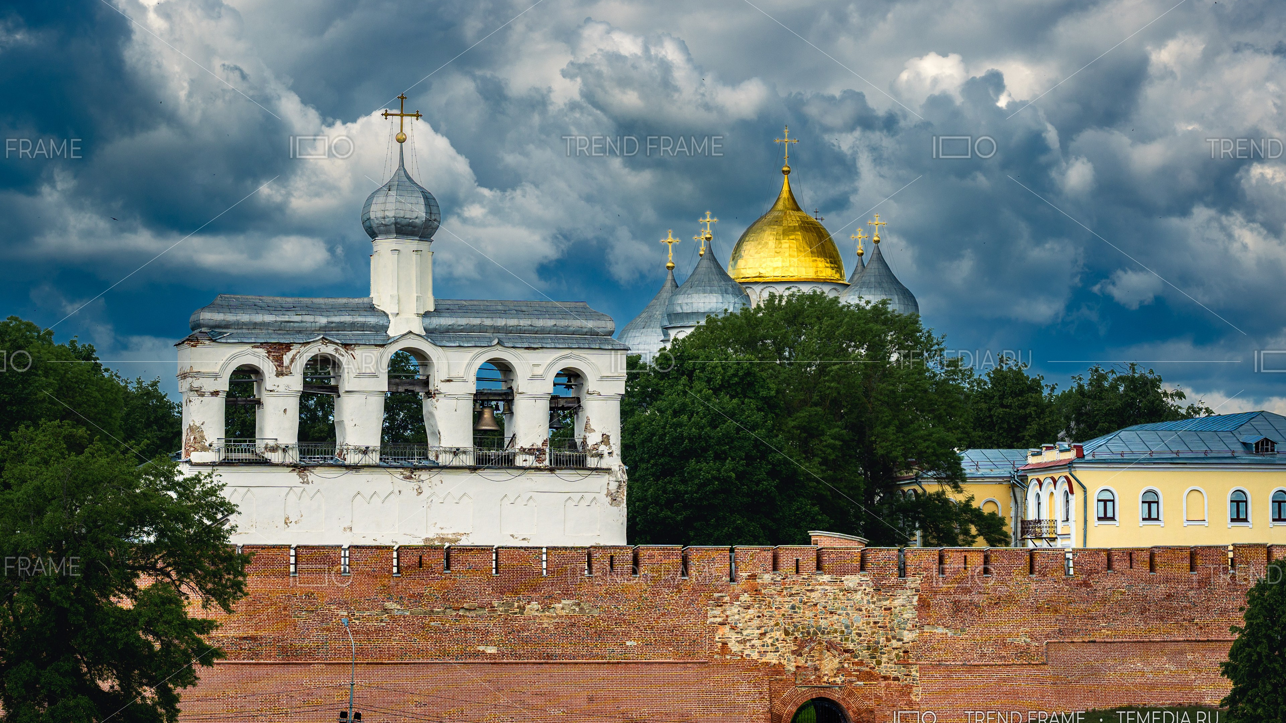 Архитектурная фотосъёмка Софийской звонницы и куполов Софийского собора в Великом Новгороде