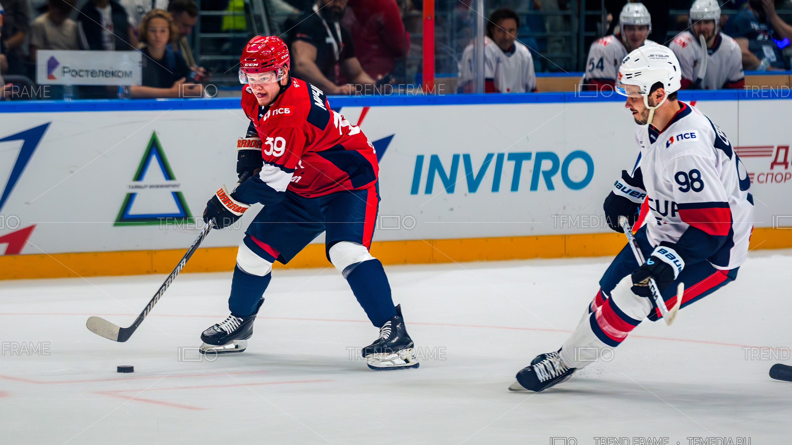 фото хоккея — Матвей Мичков в дриблинге с шайбой против Михаила Сергачева, эмоциональный момент матча — Кубок Овечкина 2025 — TrendFrame