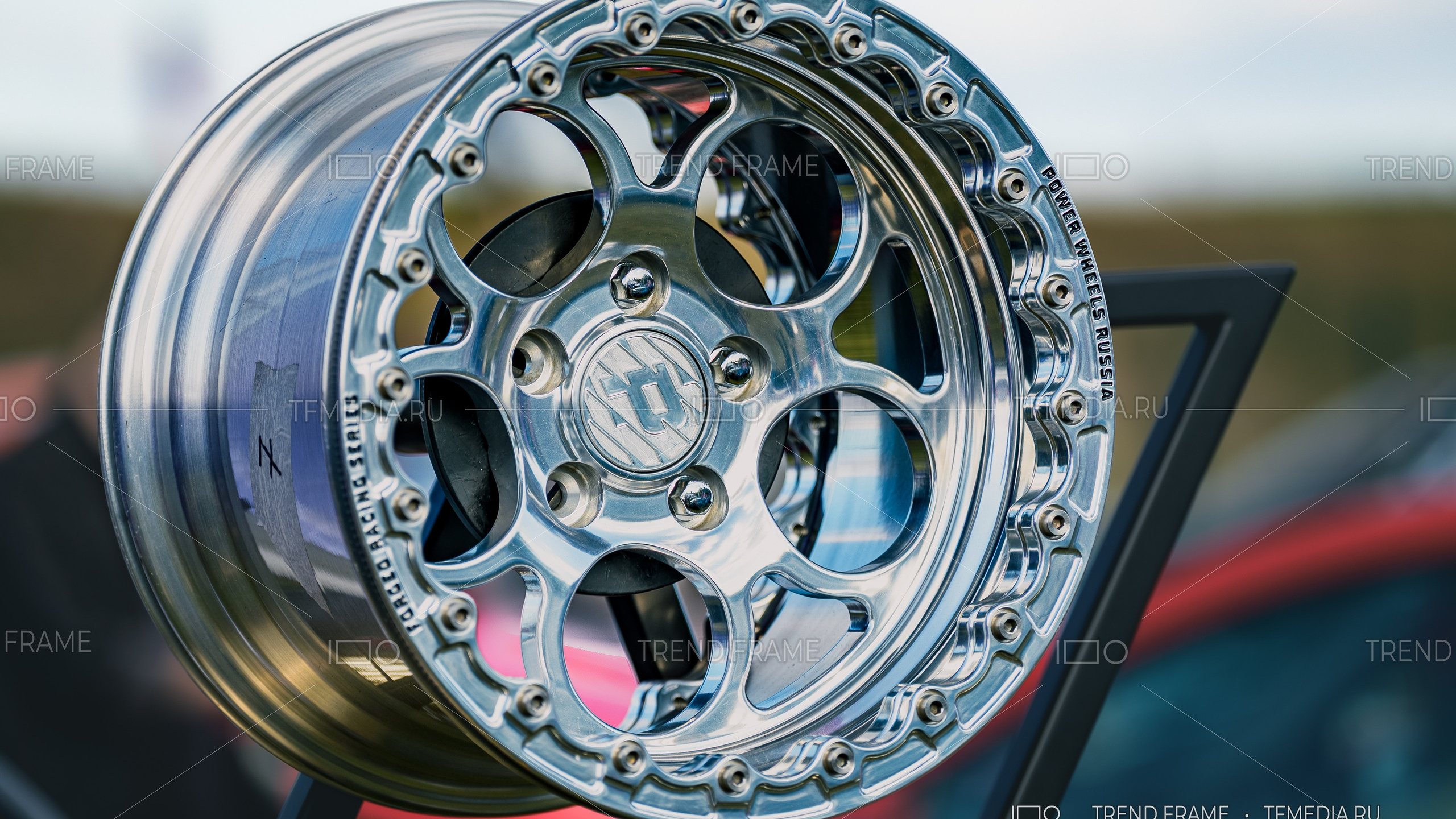 Кованый диск Power Wheels — зеркальная полировка, массивный обод с заклёпками, предметная съёмка на выставке, Москва