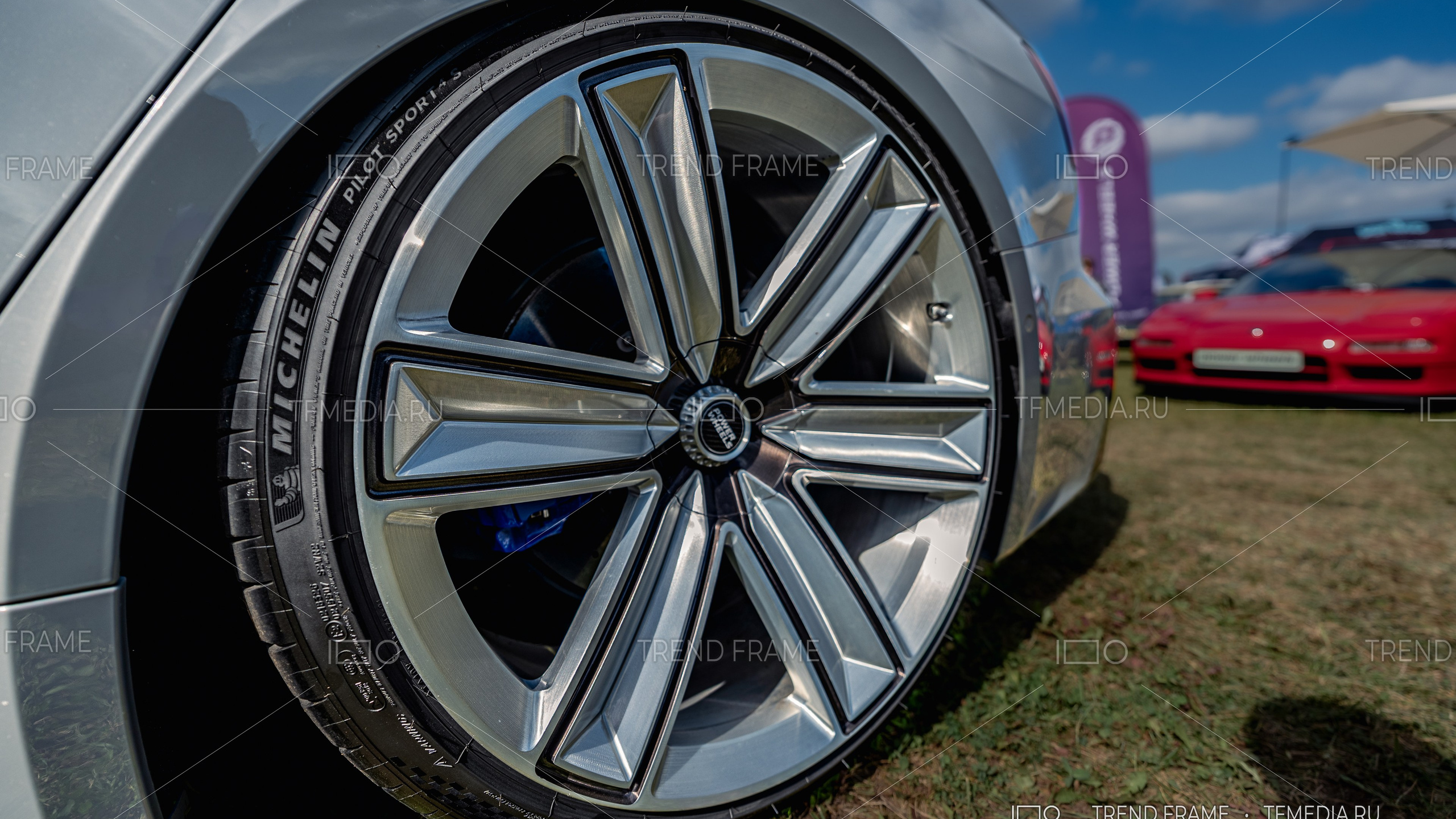 Кованый диск Power Wheels на Audi — хромированное покрытие, широкие геометрические спицы, крупный план с шиной Michelin Pilot Sport, премиальная съёмка Москва