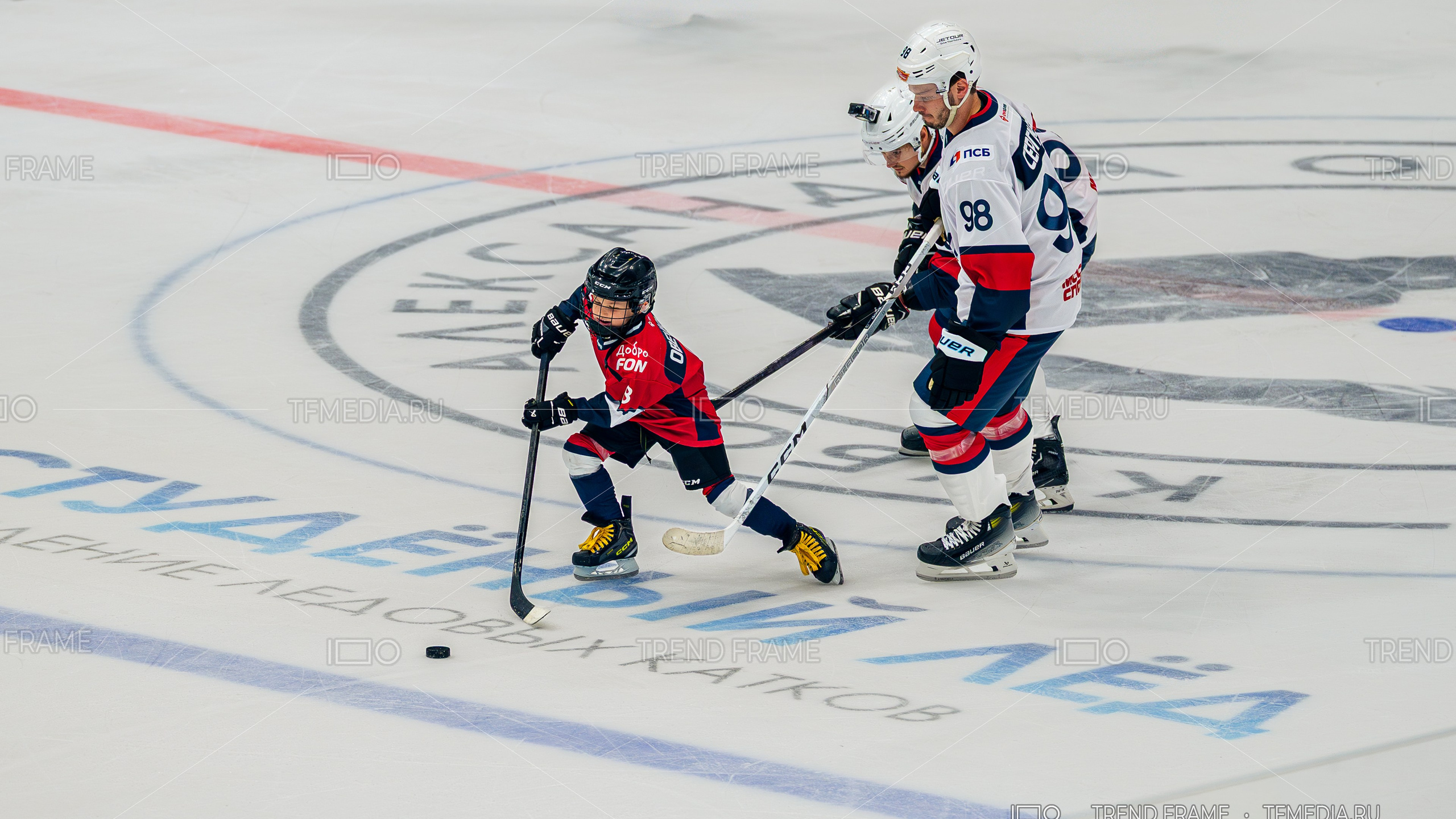 фото хоккея — сын Александра Овечкина с шайбой против Михаила Сергачева, динамичный момент — Кубок Овечкина 2025 — TrendFrame
