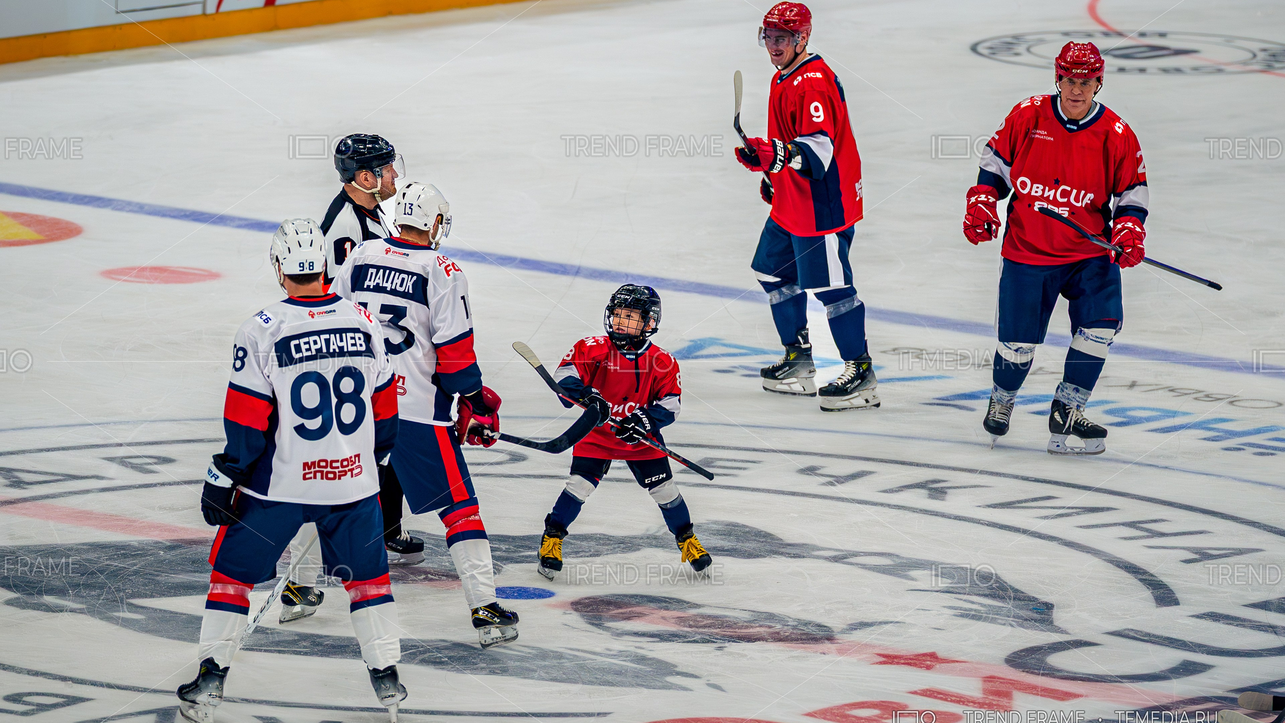 фото хоккея — сын Александра Овечкина против Павла Дацюка и Михаила Сергачева, рядом Вячеслав Фетисов — Кубок Овечкина 2025 — TrendFrame