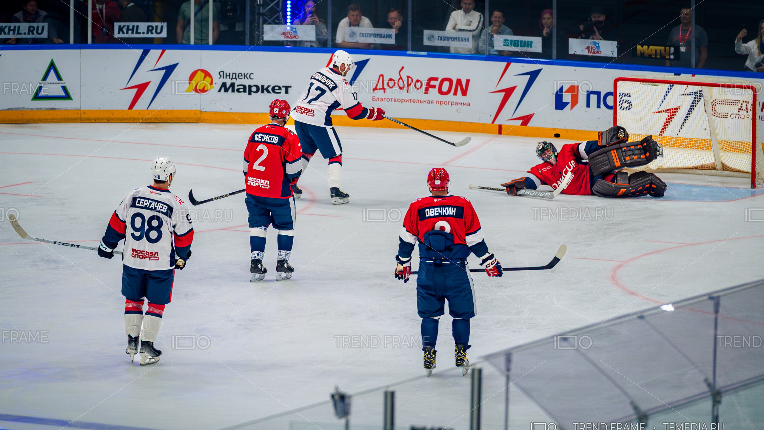 фото хоккей — Илья Ковальчук и Михаил Сергачев атакуют ворота команды Овечкина, в кадре Александр Овечкин и Вячеслав Фетисов — Кубок Овечкина 2025 — TrendFrame