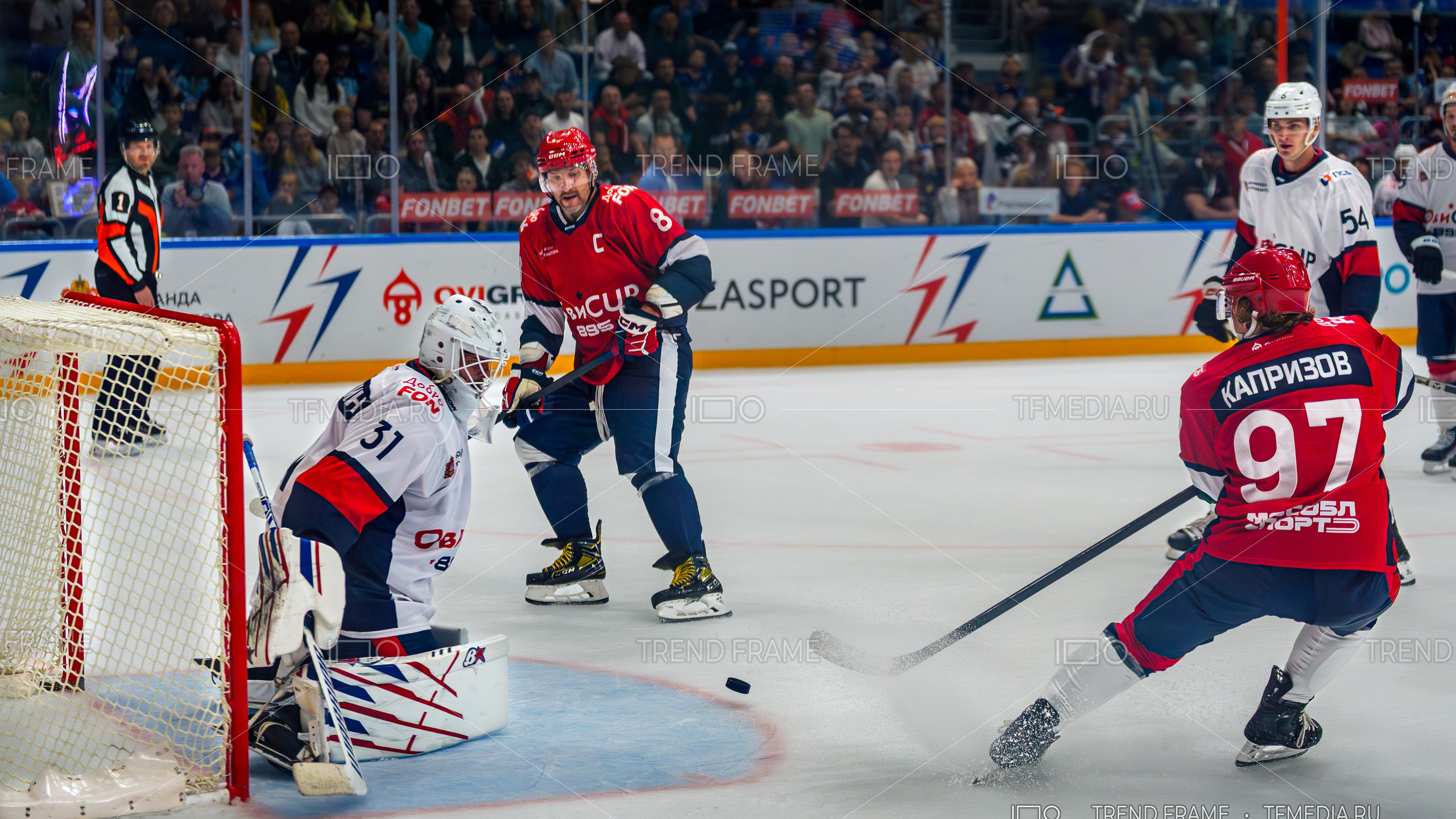 фото хоккея — Александр Овечкин и Кирилл Капризов атакуют ворота Павла Дацюка, вратарь Игорь Шестеркин на щитках — Кубок Овечкина 2025 — TrendFrame