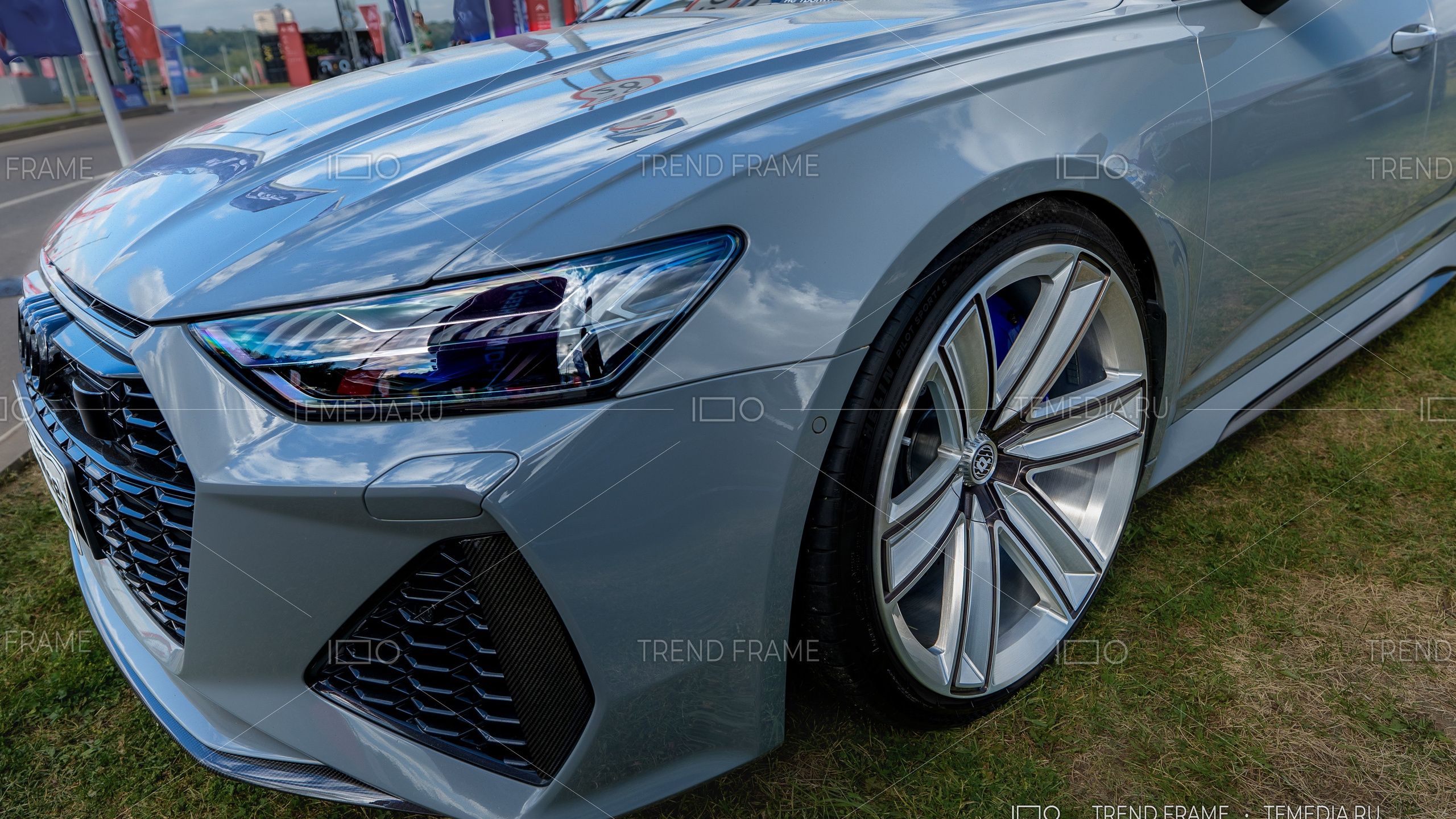 Кованый диск Power Wheels на Audi — хромированное покрытие, широкие геометрические спицы, крупный план переднего колеса с синим суппортом, премиальная съёмка Москва