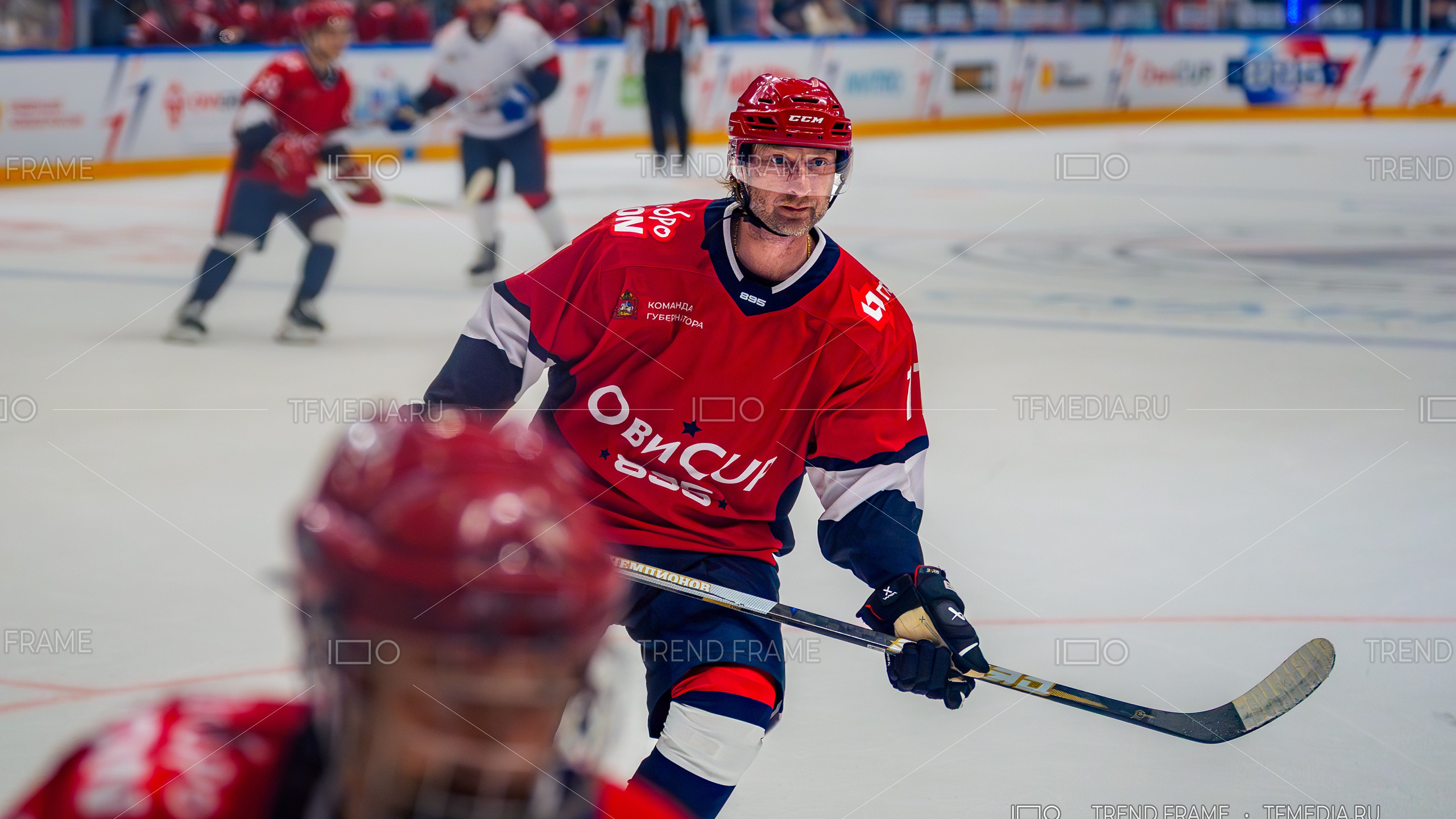фото хоккея — Евгений Плющенко в форме команды Овечкина с клюшкой и шлемом — Кубок Овечкина 2025 — TrendFrame