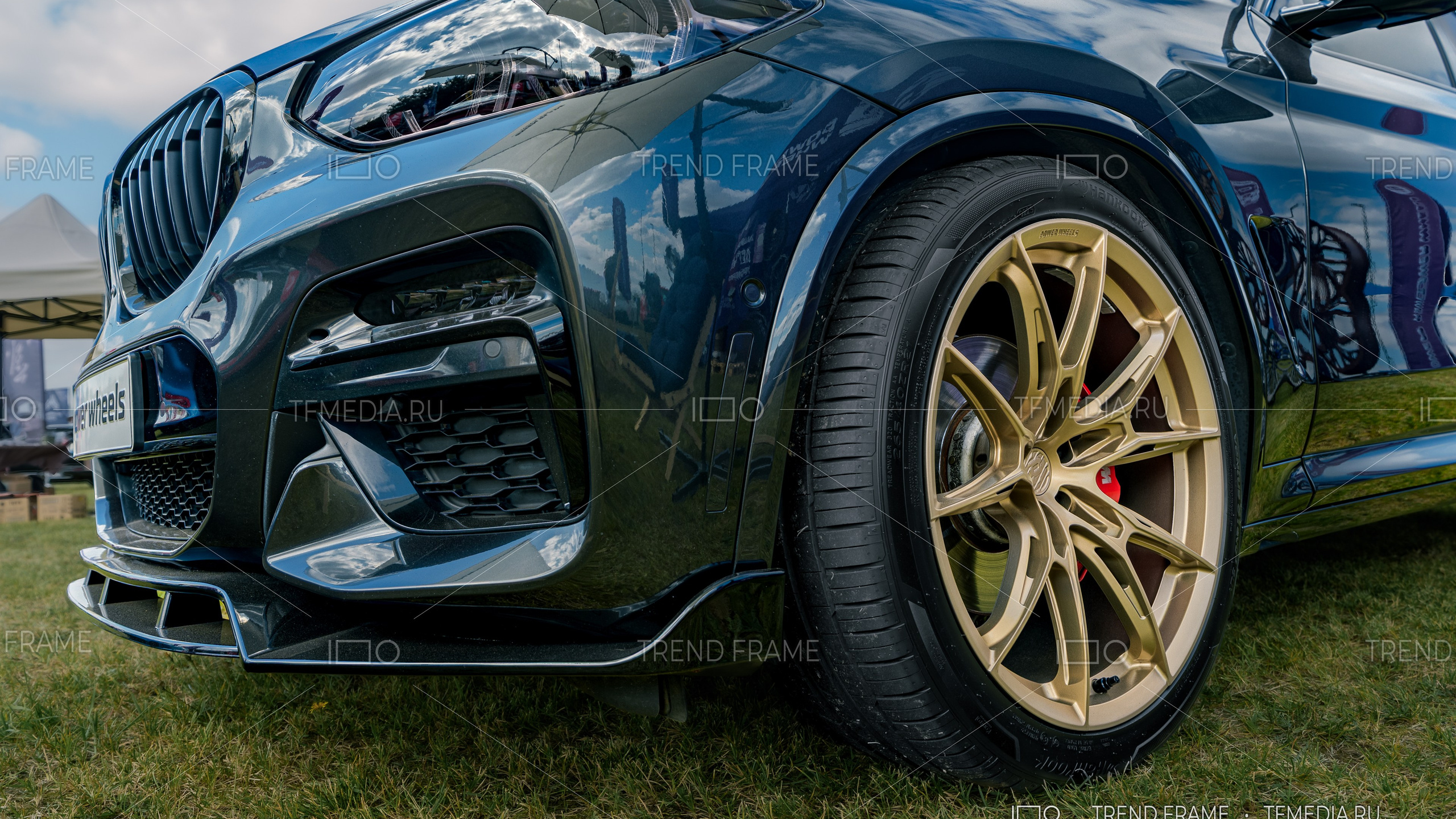 Кованый диск Power Wheels на BMW SUV — золотистое покрытие, боковой ракурс переднего колеса с красным суппортом, премиальная съёмка Москва