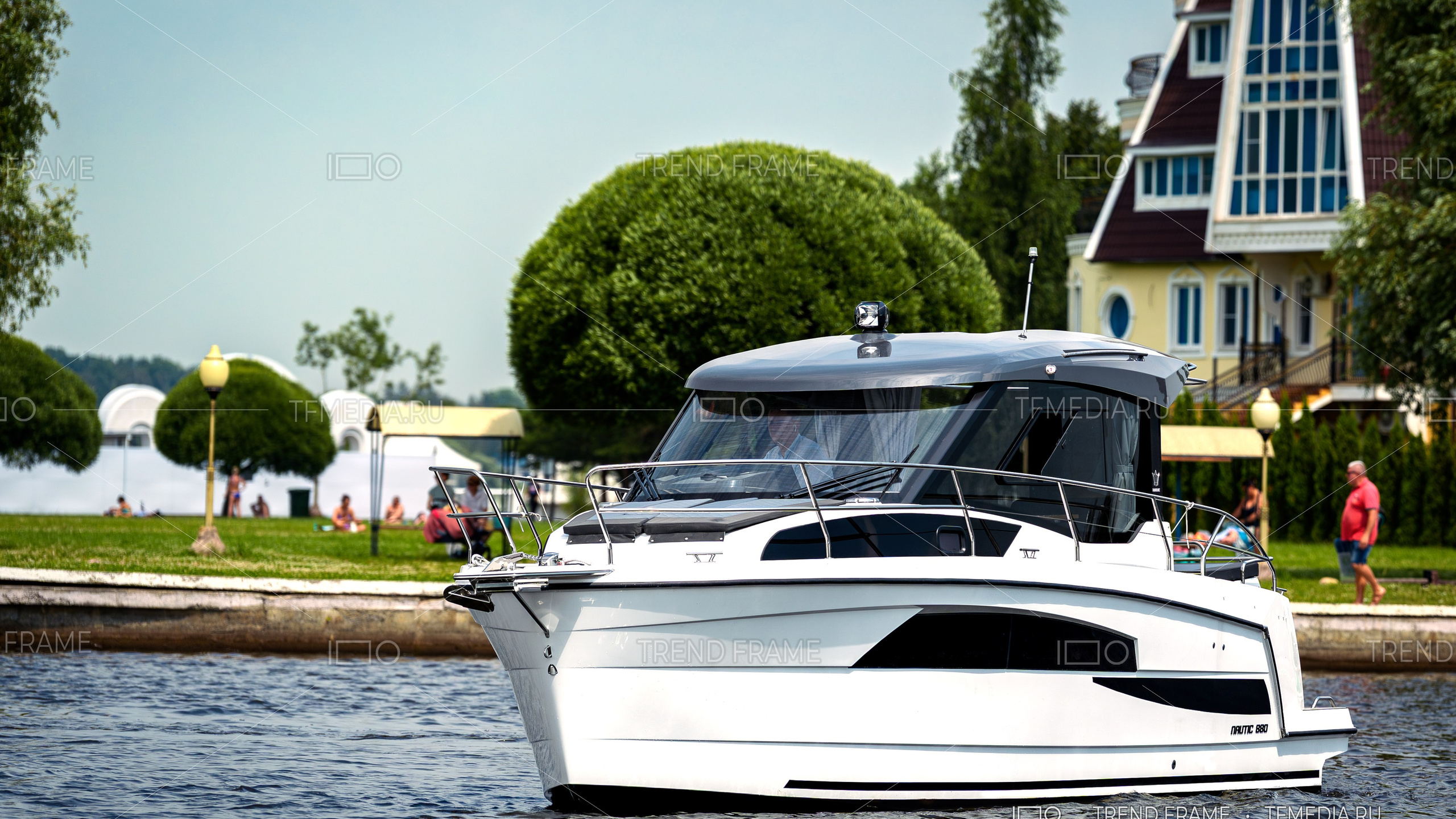 Nautic 880 — фотосъёмка у яхт-клуба: солнце, вода и белая яхта