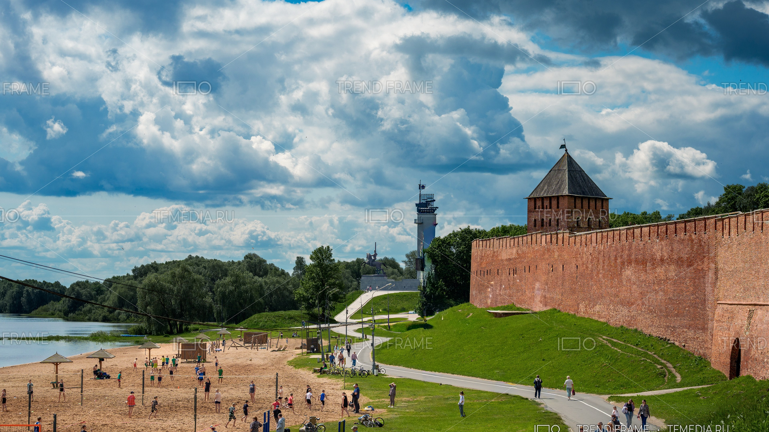 Софийская набережная и Дворцовая башня Новгородского кремля — архитектурная фотосъёмка TrendFrame