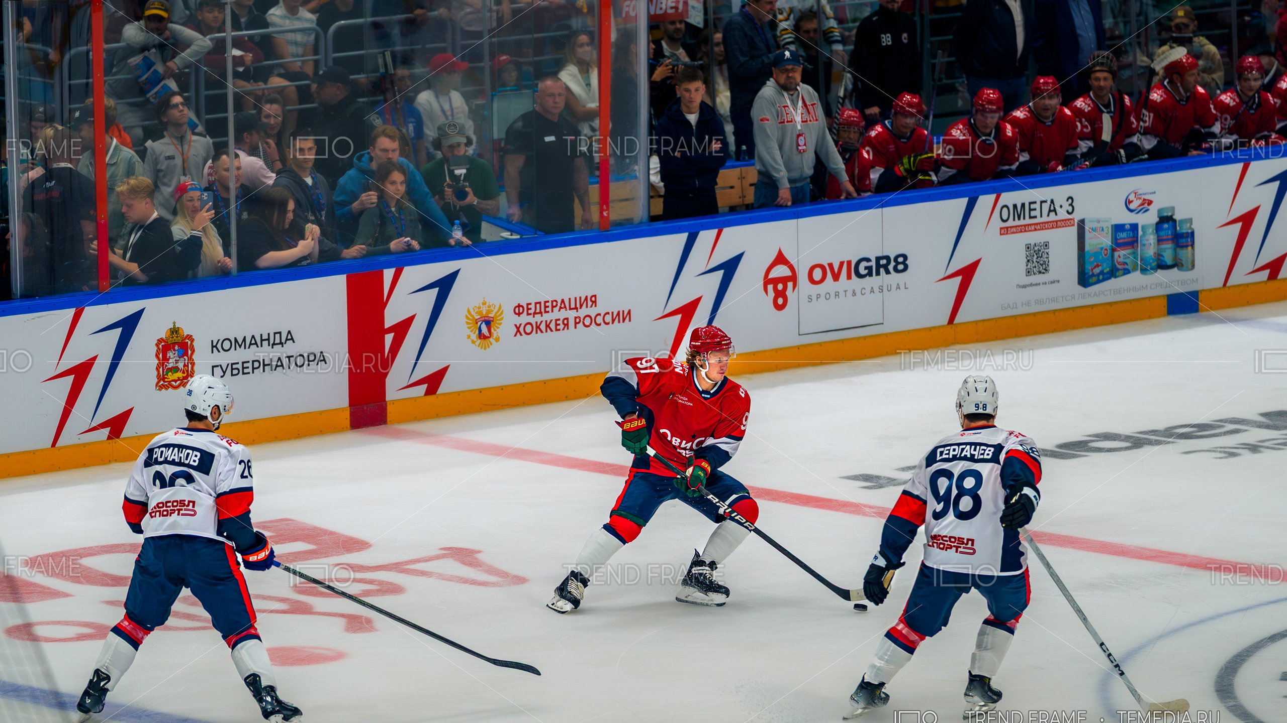 фото хоккей — Кирилл Капризов с шайбой против Романова и Сергачева, динамичный вираж — Кубок Овечкина 2025 — TrendFrame