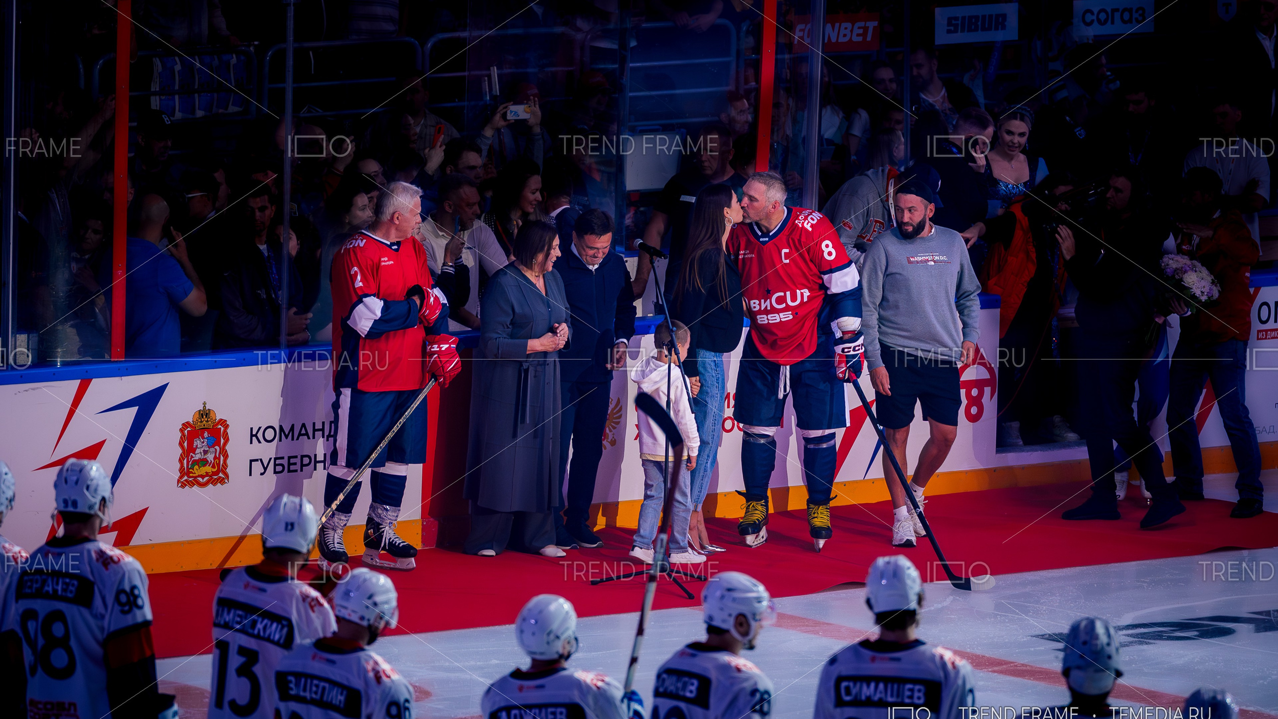 фото хоккей — Кубок Овечкина 2025 церемония открытия, Александр Овечкин с семьёй и легенды хоккея — TrendFrame
