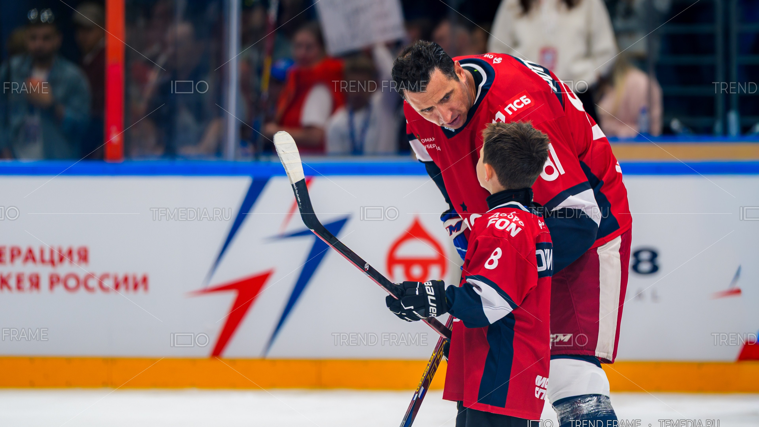 фото хоккея — Роман Ротенберг наставляет сына Александра Овечкина после матча — Кубок Овечкина 2025 — TrendFrame