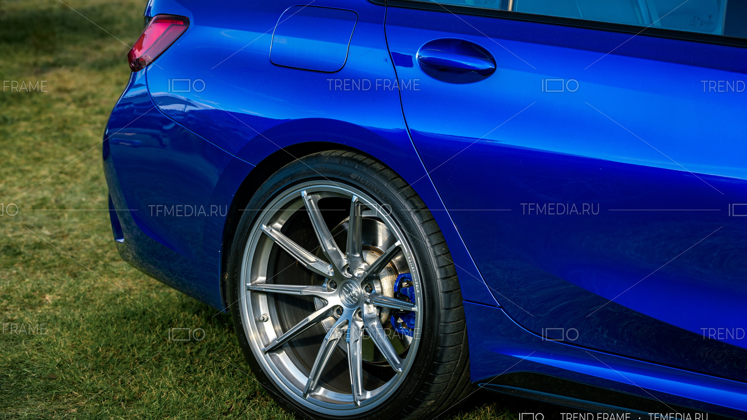Кованый диск Power Wheels на BMW — задний боковой ракурс, полированные спицы и синий суппорт, премиальная съёмка Москва